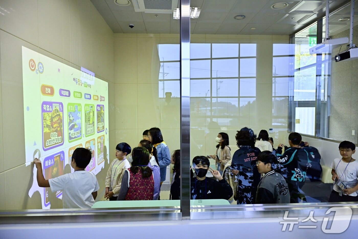 본문 이미지 - 강원 속초미디어센터 견학 중인 초등학교 학생들.&#40;속초시 제공, 재판매 및 DB 금지&#41; 2025.12.3/뉴스1