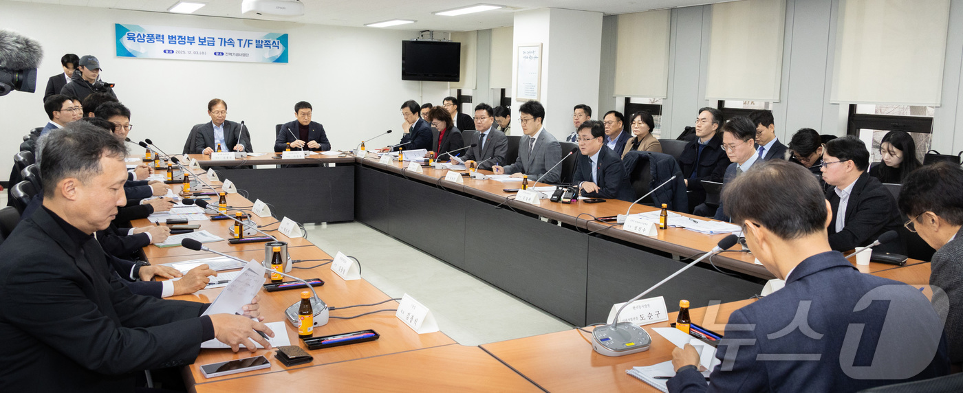 (서울=뉴스1) = 김성환 기후에너지환경부 장관이 3일 서울 여의도 전력기반센터에서 정부, 지자체, 관계기관 및 업계가 참여한 ‘육상풍력 범정부 보급 가속 T/F 발족식‘에 참석해 …