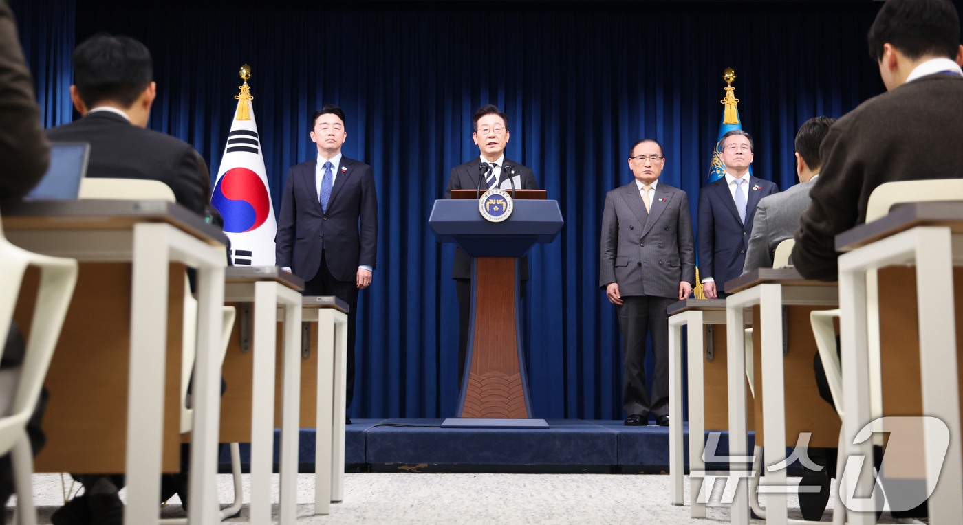 (서울=뉴스1) 허경 기자 = 이재명 대통령이 3일 서울 용산 대통령실 청사에서 ‘빛의 혁명 1주년, 대통령 대국민 특별성명’을 발표하고 있다. 2025.12.3/뉴스1