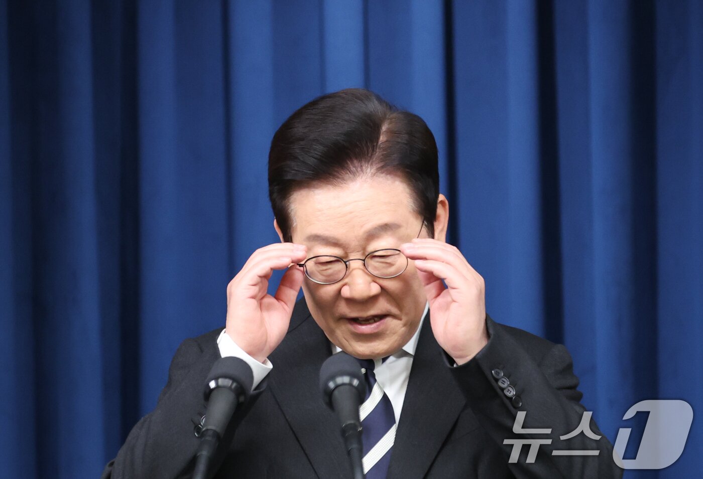 본문 이미지 - 이재명 대통령이 3일 서울 용산 대통령실 청사에서 ‘빛의 혁명 1주년, 대통령 대국민 특별성명’을 발표하기 앞서 안경을 고쳐쓰고 있다. 2025.12.3/뉴스1 ⓒ News1 허경 기자