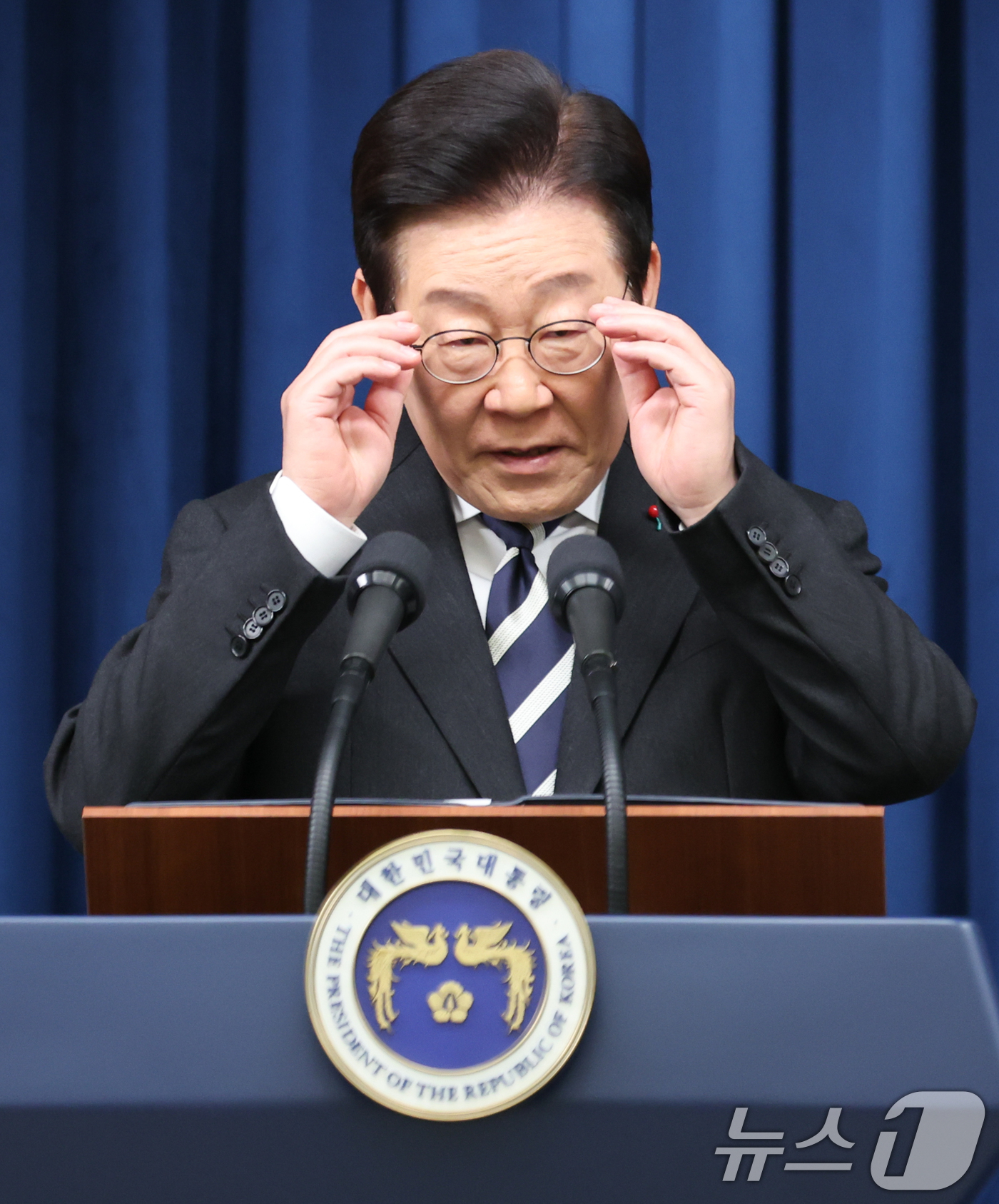 (서울=뉴스1) 허경 기자 = 이재명 대통령이 3일 서울 용산 대통령실 청사에서 ‘빛의 혁명 1주년, 대통령 대국민 특별성명’을 발표하기 앞서 안경을 고쳐쓰고 있다. 2025.12 …