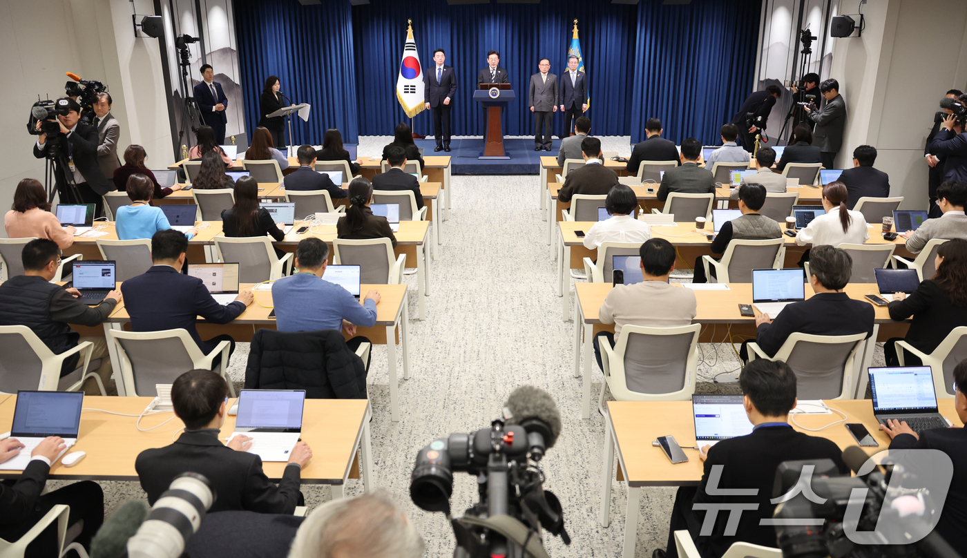 (서울=뉴스1) 허경 기자 = 이재명 대통령이 3일 서울 용산 대통령실 청사에서 ‘빛의 혁명 1주년, 대통령 대국민 특별성명’을 발표하고 있다. 2025.12.3/뉴스1