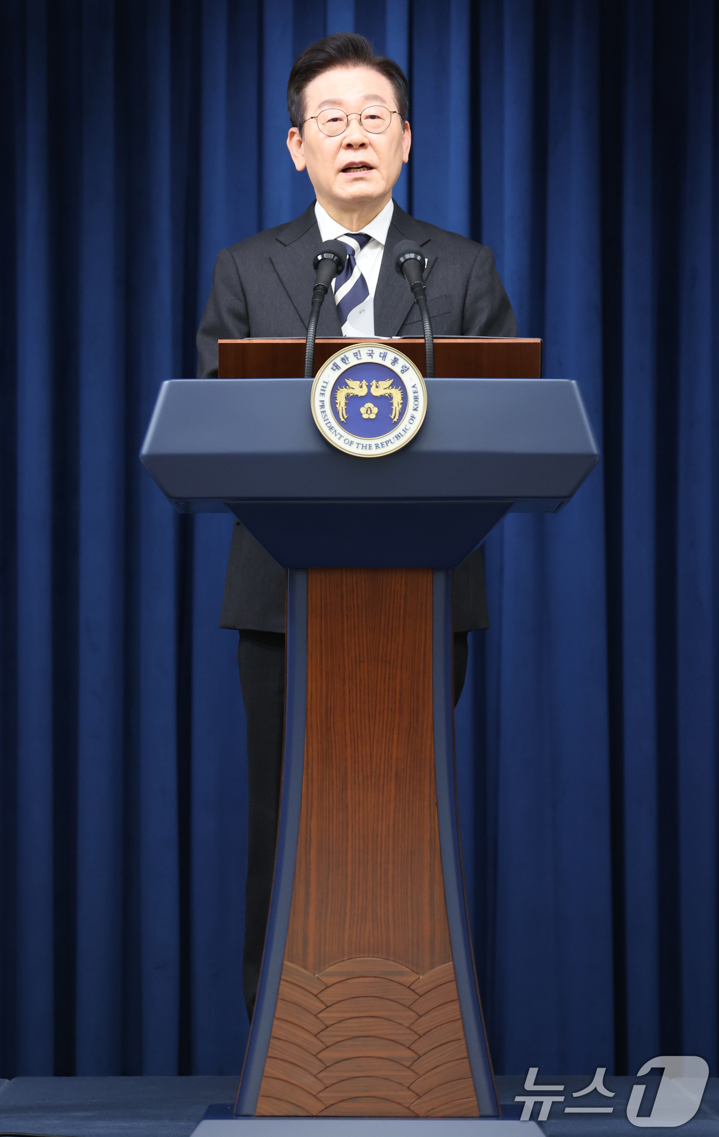 (서울=뉴스1) 허경 기자 = 이재명 대통령이 3일 서울 용산 대통령실 청사에서 ‘빛의 혁명 1주년, 대통령 대국민 특별성명’을 발표하고 있다. 2025.12.3/뉴스1