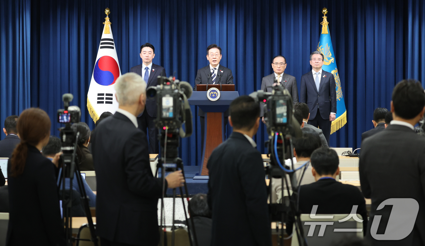 (서울=뉴스1) 허경 기자 = 이재명 대통령이 3일 서울 용산 대통령실 청사에서 ‘빛의 혁명 1주년, 대통령 대국민 특별성명’을 발표하고 있다. 2025.12.3/뉴스1