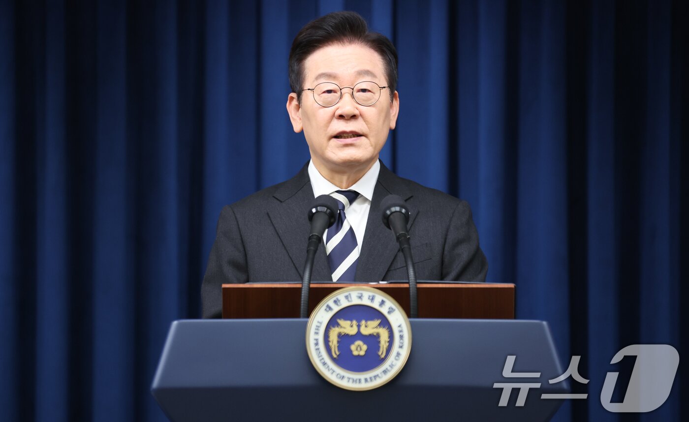 본문 이미지 - 이재명 대통령이 3일 서울 용산 대통령실 청사에서 ‘빛의 혁명 1주년, 대통령 대국민 특별성명’을 발표하고 있다. 2025.12.3/뉴스1 ⓒ News1 허경 기자