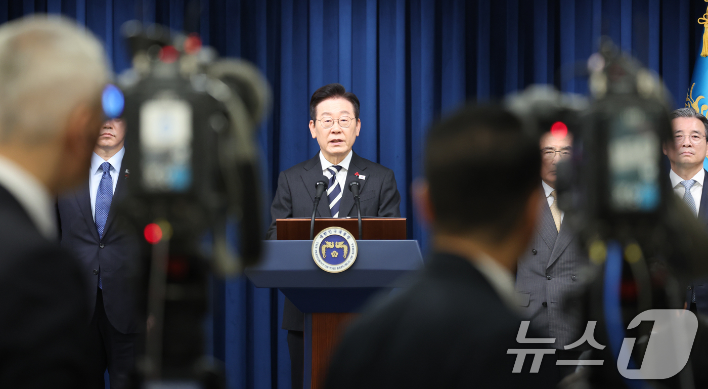 (서울=뉴스1) 허경 기자 = 이재명 대통령이 3일 서울 용산 대통령실 청사에서 ‘빛의 혁명 1주년, 대통령 대국민 특별성명’을 발표하고 있다. 2025.12.3/뉴스1