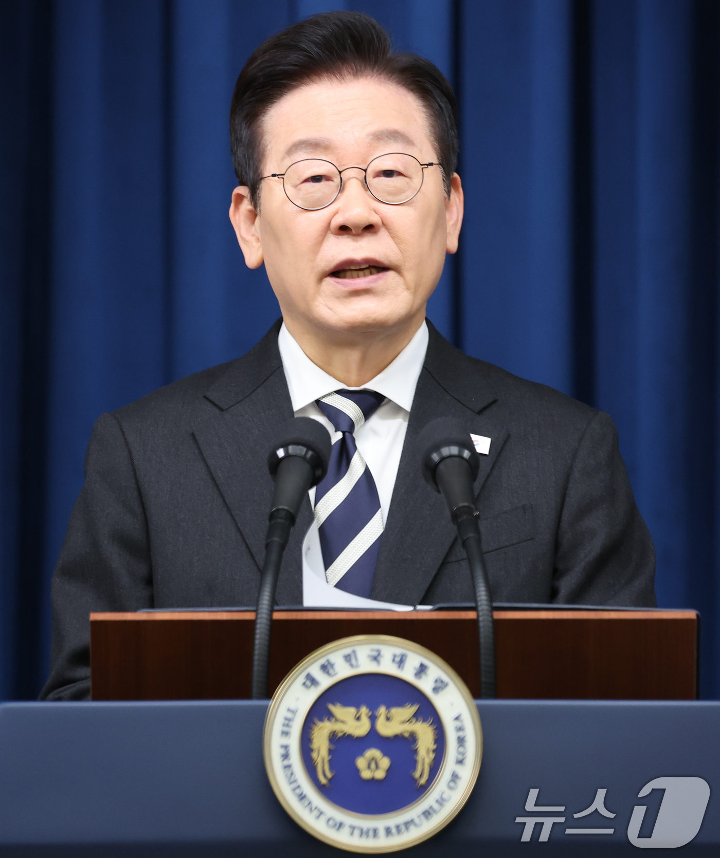 (서울=뉴스1) 허경 기자 = 이재명 대통령이 3일 서울 용산 대통령실 청사에서 ‘빛의 혁명 1주년, 대통령 대국민 특별성명’을 발표하고 있다. 2025.12.3/뉴스1