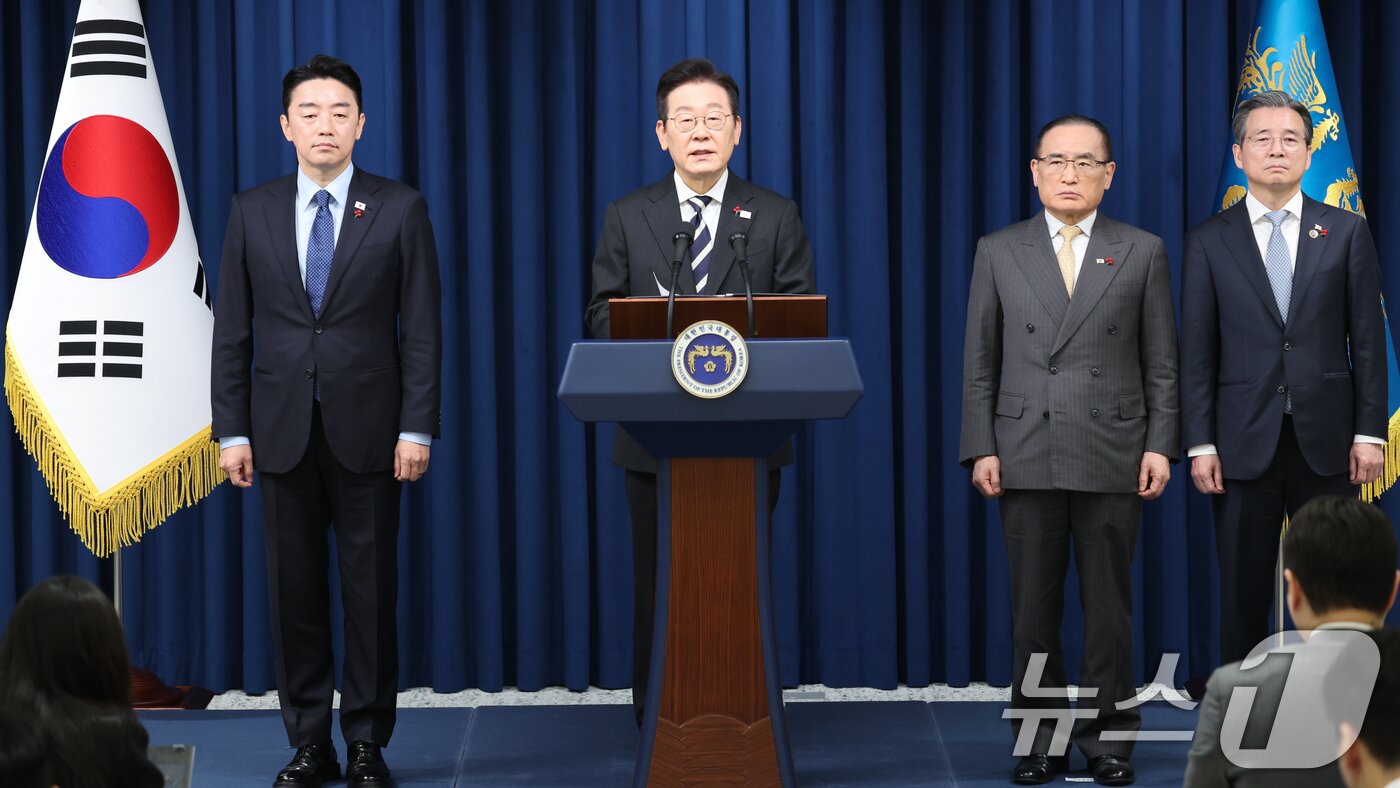 본문 이미지 - 이재명 대통령이 3일 서울 용산 대통령실 청사에서 ‘빛의 혁명 1주년, 대통령 대국민 특별성명’을 발표하고 있다. 2025.12.3/뉴스1 ⓒ News1 허경 기자