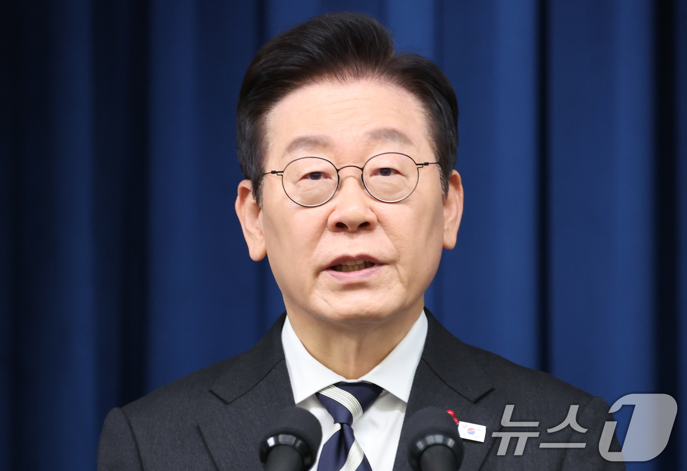 (서울=뉴스1) 허경 기자 = 이재명 대통령이 3일 서울 용산 대통령실 청사에서 ‘빛의 혁명 1주년, 대통령 대국민 특별성명’을 발표하고 있다. 2025.12.3/뉴스1