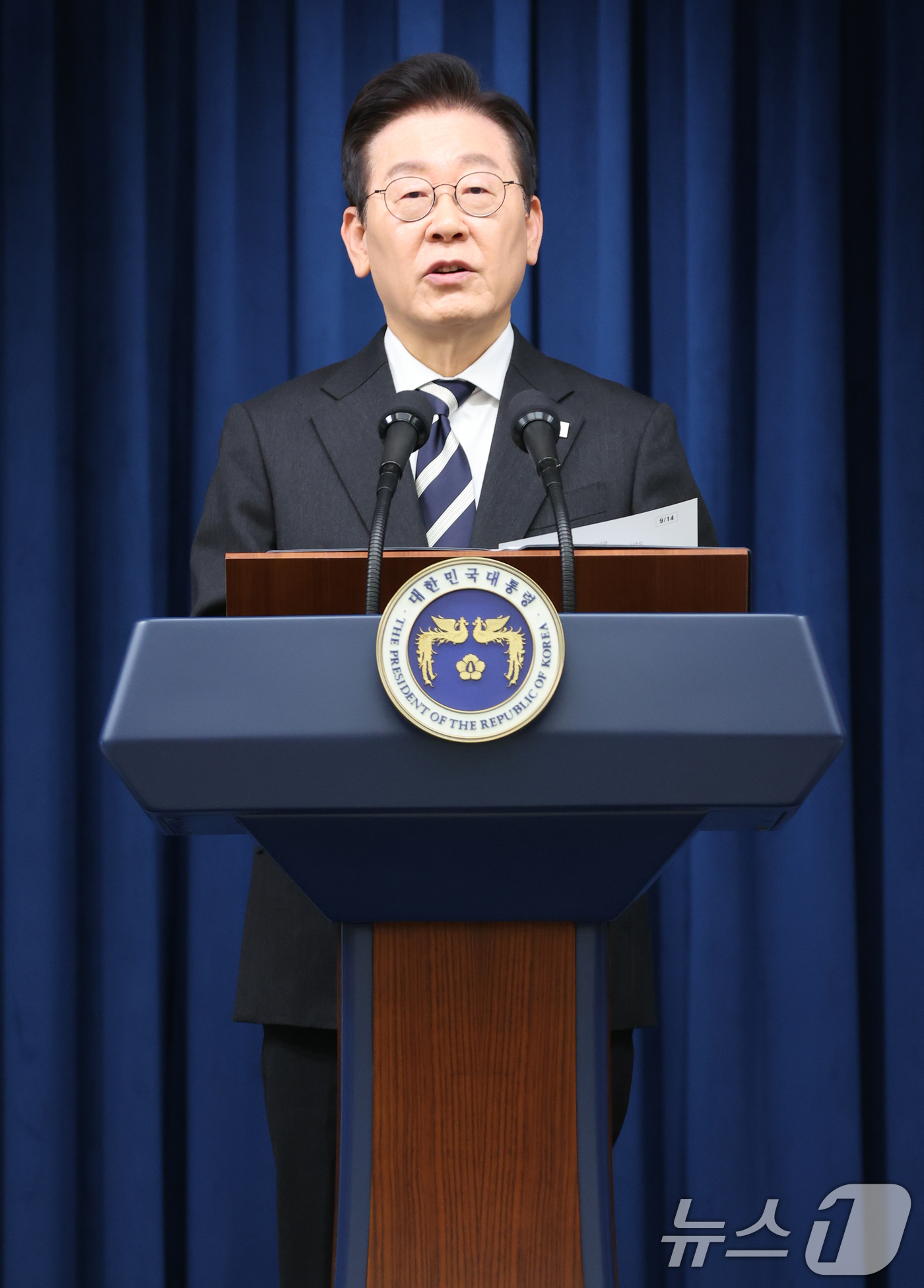 (서울=뉴스1) 허경 기자 = 이재명 대통령이 3일 서울 용산 대통령실 청사에서 ‘빛의 혁명 1주년, 대통령 대국민 특별성명’을 발표하고 있다. 2025.12.3/뉴스1