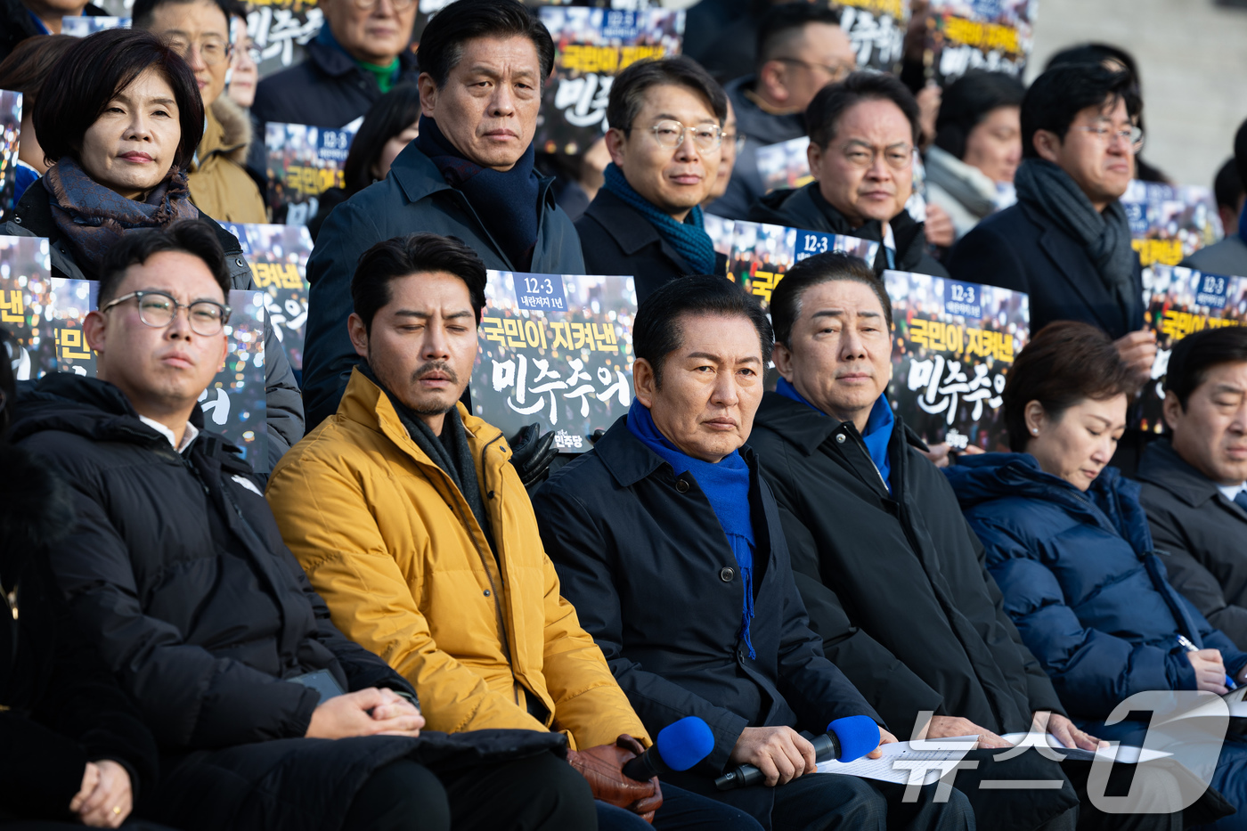 (서울=뉴스1) 유승관 기자 = 정청래 더불어민주당 대표가 3일 서울 여의도 국회 본청 앞 계단에서 열린 12.3 내란 저지 1년 현장 최고위원회의에 앞서 비상계엄 관련 영상을 지 …