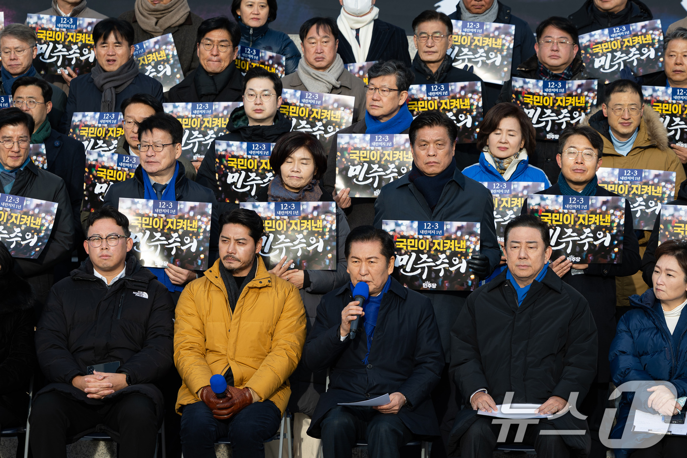 (서울=뉴스1) 유승관 기자 = 정청래 더불어민주당 대표가 3일 서울 여의도 국회 본청 앞 계단에서 열린 12.3 내란 저지 1년 현장 최고위원회의에서 모두 발언을 하고 있다. 2 …