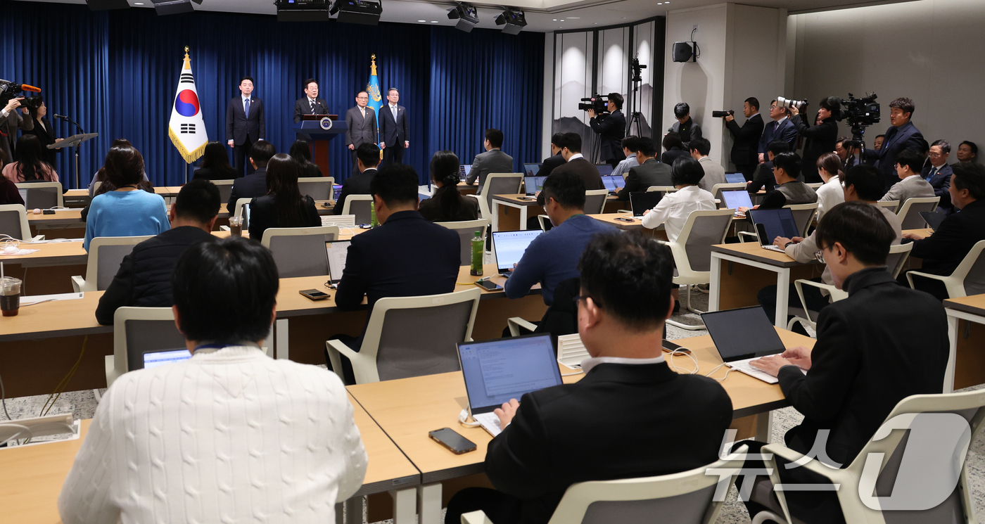 (서울=뉴스1) 허경 기자 = 이재명 대통령이 3일 서울 용산 대통령실 청사에서 ‘빛의 혁명 1주년, 대통령 대국민 특별성명’을 발표한 뒤 취재진 질문에 답하고 있다. 2025.1 …