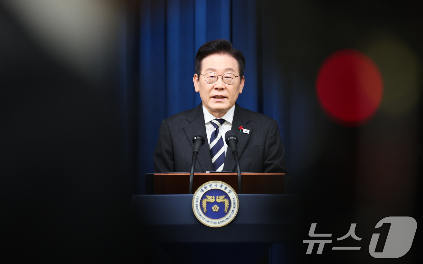 (서울=뉴스1) 허경 기자 = 이재명 대통령이 3일 서울 용산 대통령실 청사에서 ‘빛의 혁명 1주년, 대통령 대국민 특별성명’을 발표한 뒤 취재진 질문에 답하고 있다. 2025.1 …