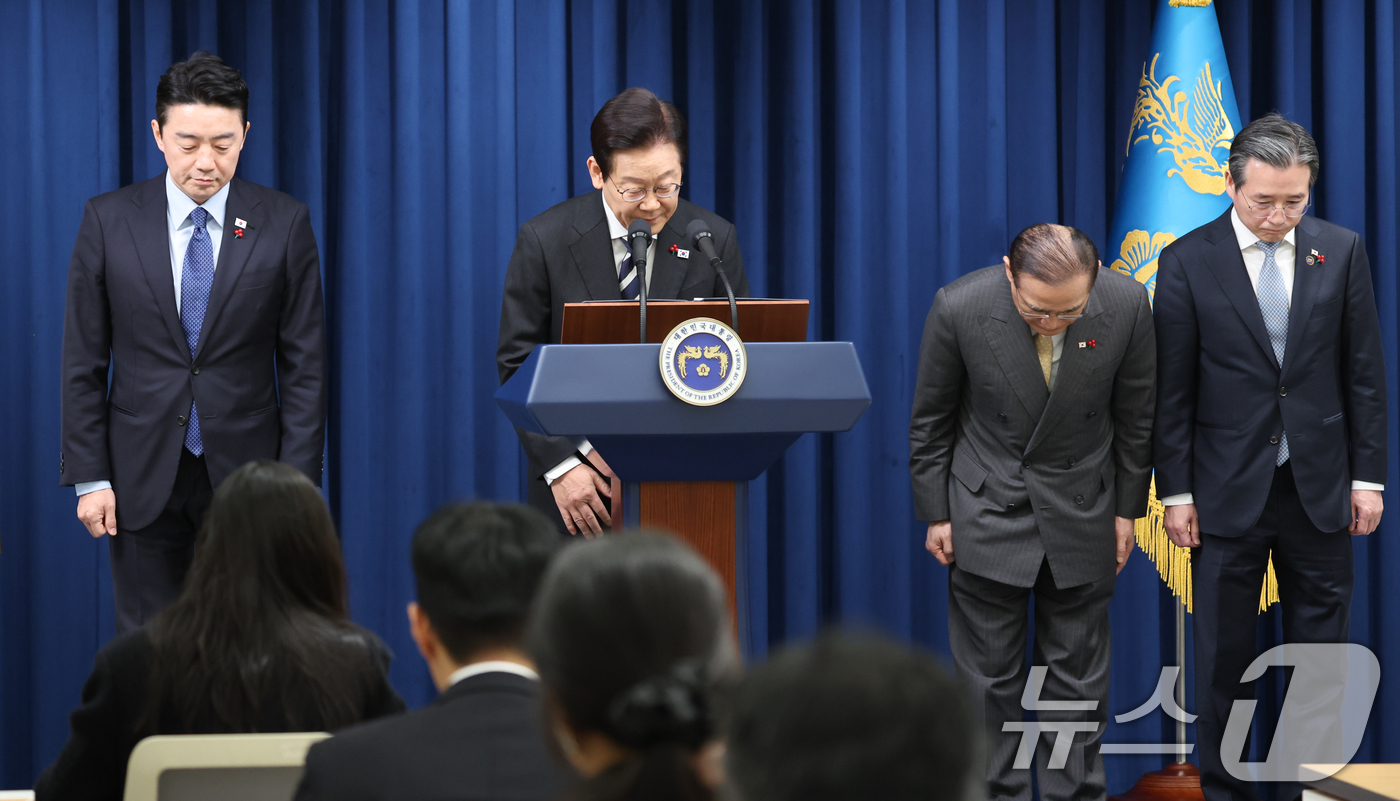 (서울=뉴스1) 허경 기자 = 이재명 대통령이 3일 서울 용산 대통령실 청사에서 ‘빛의 혁명 1주년, 대통령 대국민 특별성명’을 발표한 뒤 인사하고 있다. 2025.12.3/뉴스1 …