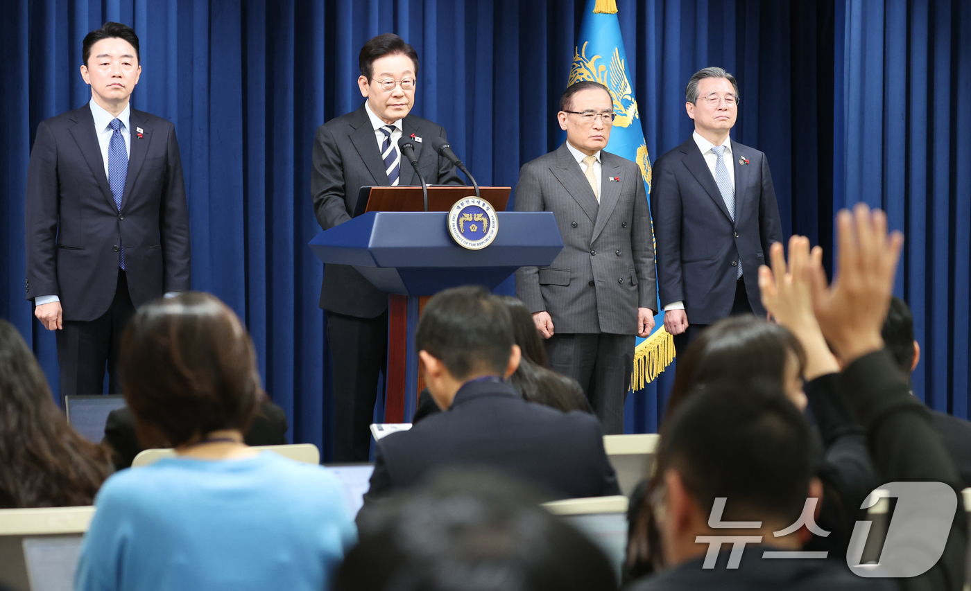 (서울=뉴스1) 허경 기자 = 이재명 대통령이 3일 서울 용산 대통령실 청사에서 ‘빛의 혁명 1주년, 대통령 대국민 특별성명’을 발표한 뒤 취재진 질문을 받고 있다. 2025.12 …