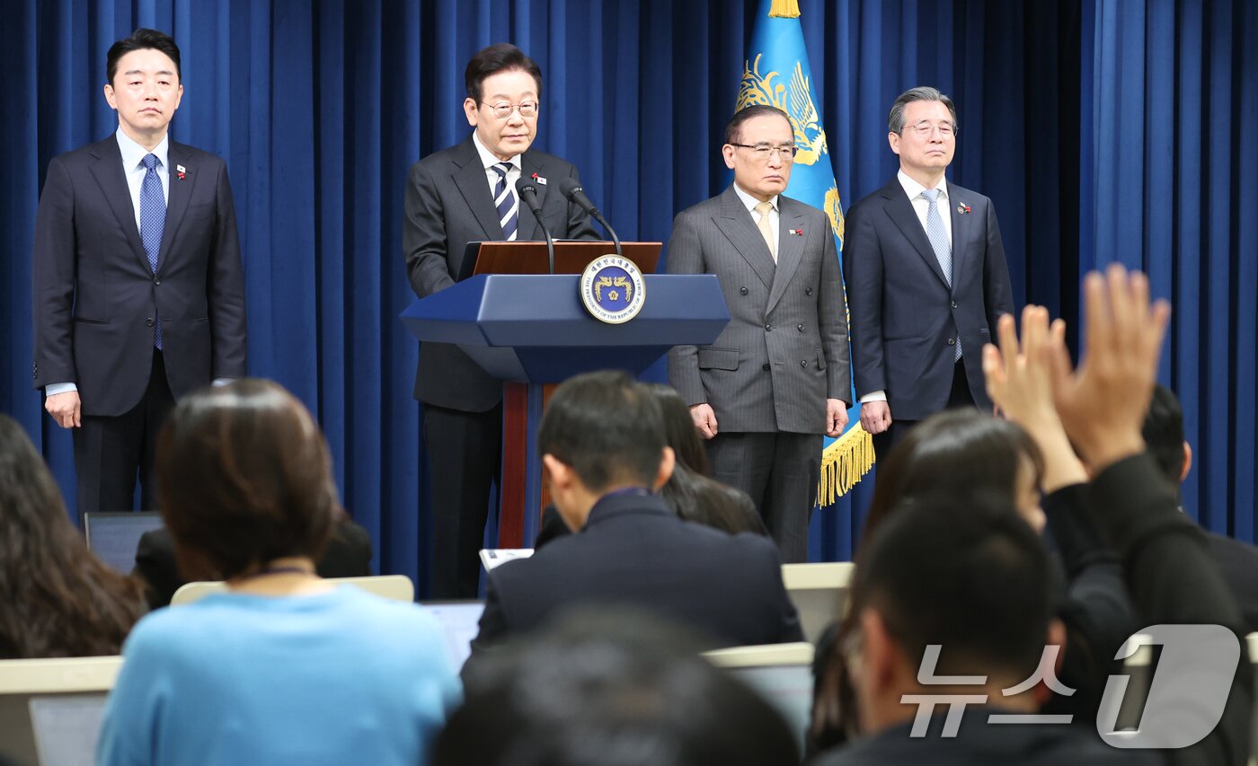 본문 이미지 - 이재명 대통령이 3일 서울 용산 대통령실 청사에서 ‘빛의 혁명 1주년, 대통령 대국민 특별성명’을 발표한 뒤 취재진 질문을 받고 있다. 2025.12.3/뉴스1 ⓒ News1 허경 기자