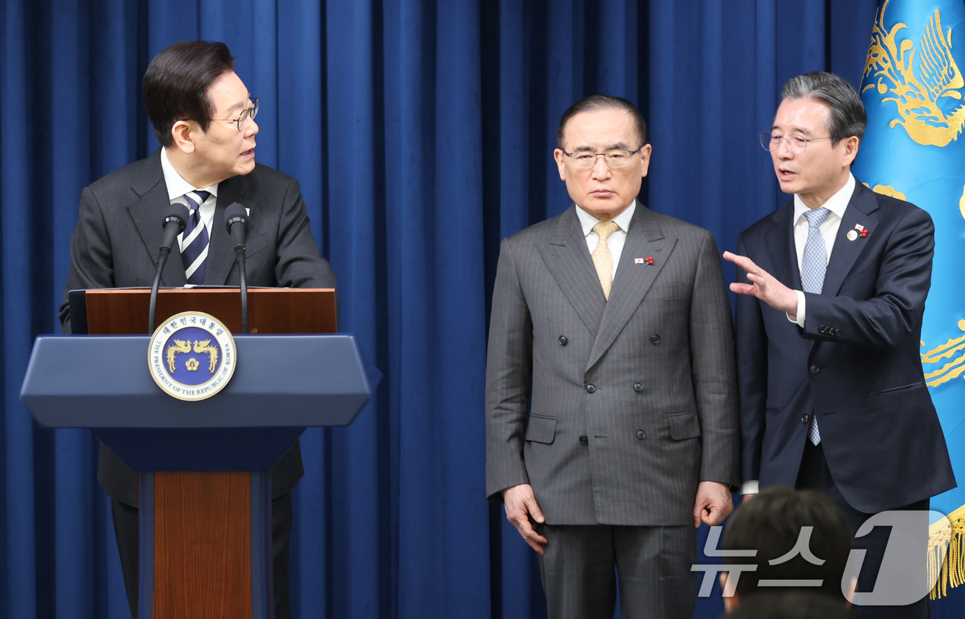 (서울=뉴스1) 허경 기자 = 이재명 대통령이 3일 서울 용산 대통령실 청사에서 ‘빛의 혁명 1주년, 대통령 대국민 특별성명’을 발표한 뒤 취재진 질문에 김용범 정책실장(오른쪽)과 …