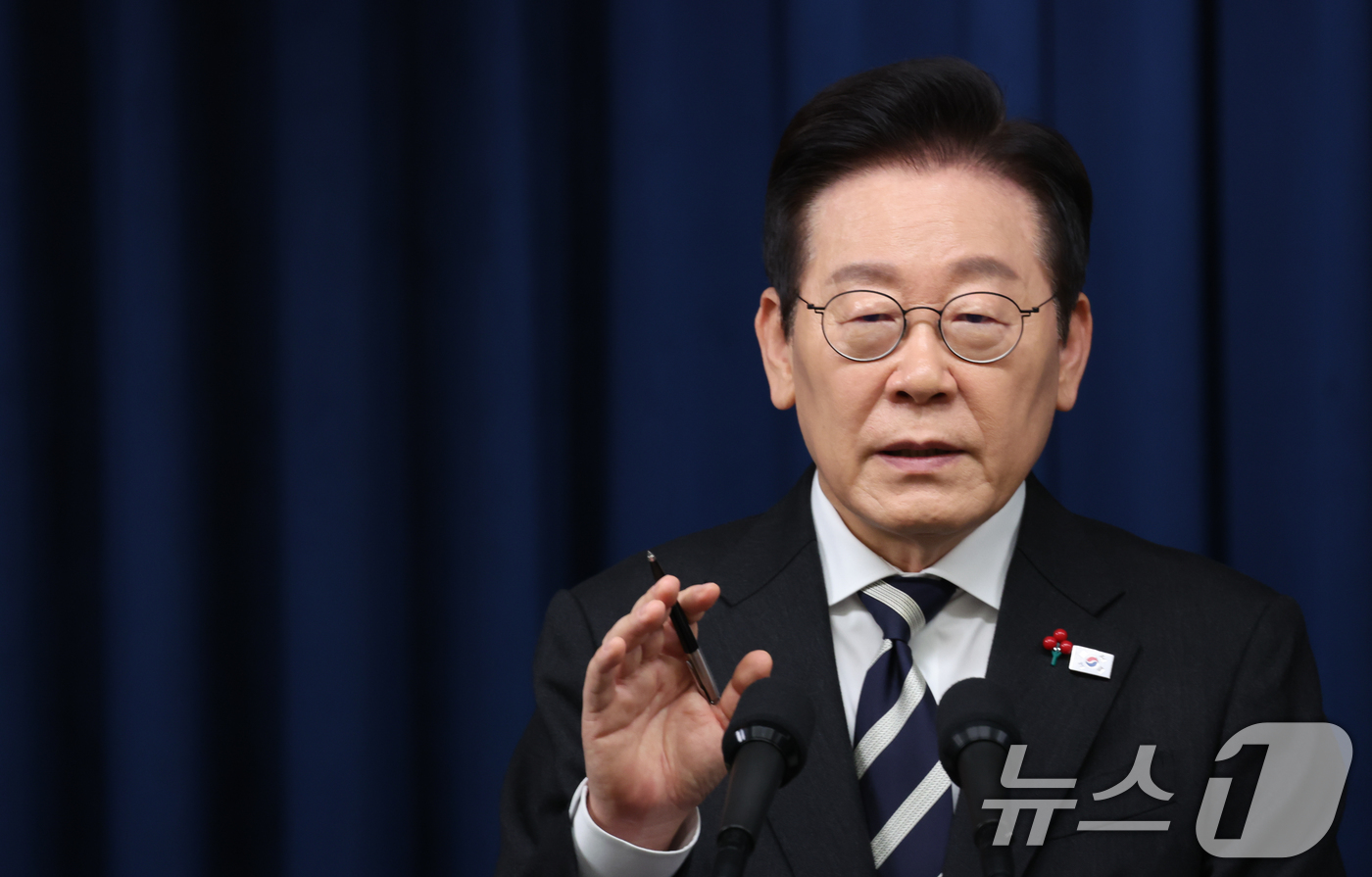 (서울=뉴스1) 허경 기자 = 이재명 대통령이 3일 서울 용산 대통령실 청사에서 ‘빛의 혁명 1주년, 대통령 대국민 특별성명’을 발표한 뒤 취재진 질문에 답하고 있다. 2025.1 …