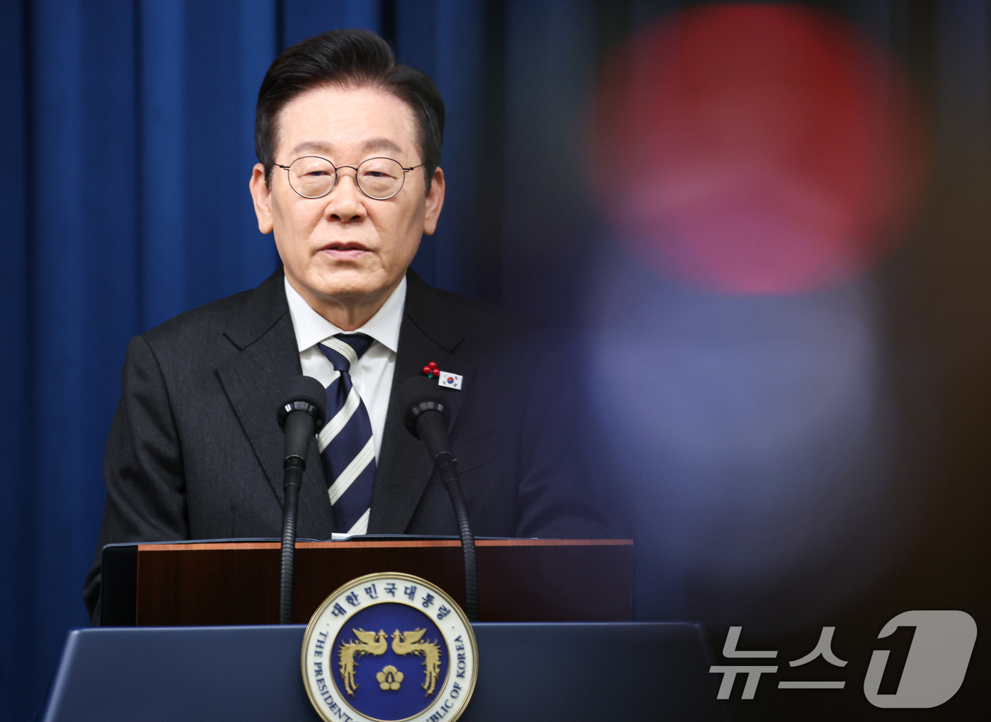 (서울=뉴스1) 허경 기자 = 이재명 대통령이 3일 서울 용산 대통령실 청사에서 ‘빛의 혁명 1주년, 대통령 대국민 특별성명’을 발표한 뒤 취재진 질문에 답하고 있다. 2025.1 …