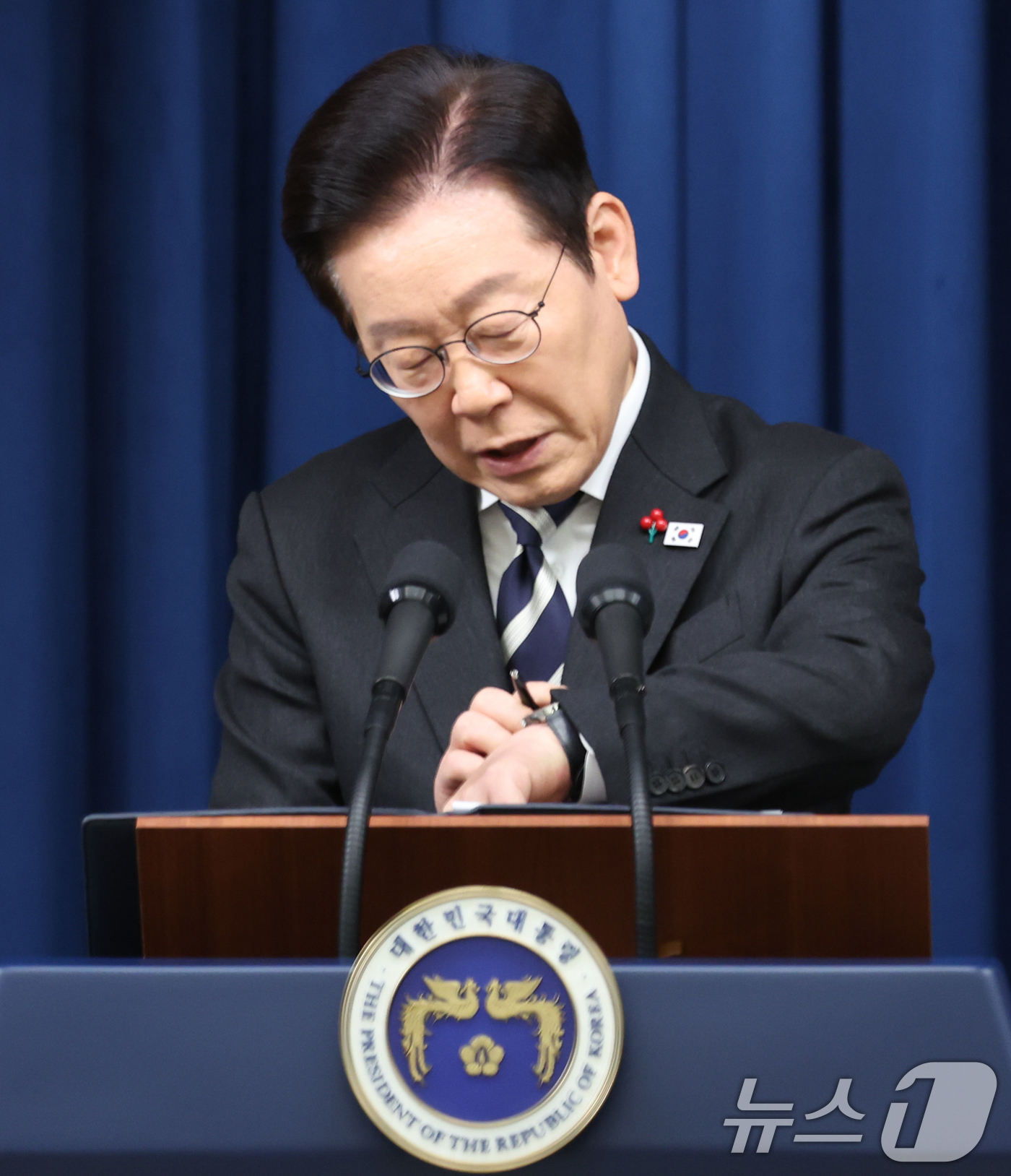 (서울=뉴스1) 허경 기자 = 이재명 대통령이 3일 서울 용산 대통령실 청사에서 ‘빛의 혁명 1주년, 대통령 대국민 특별성명’을 발표한 뒤 시계를 보고 있다 2025.12.3/뉴스 …