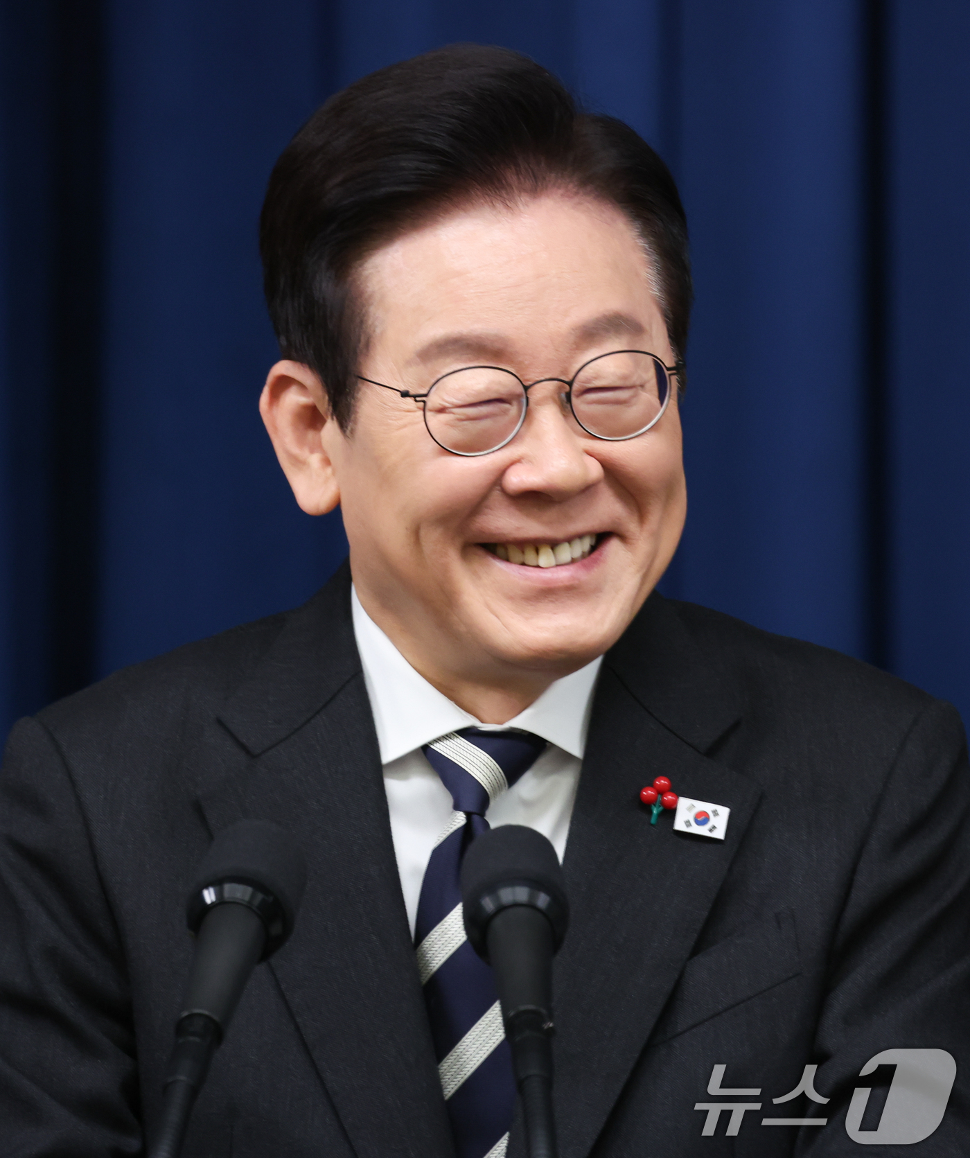 (서울=뉴스1) 허경 기자 = 이재명 대통령이 3일 서울 용산 대통령실 청사에서 ‘빛의 혁명 1주년, 대통령 대국민 특별성명’을 발표한 뒤 취재진 질문에 답하고 있다. 2025.1 …