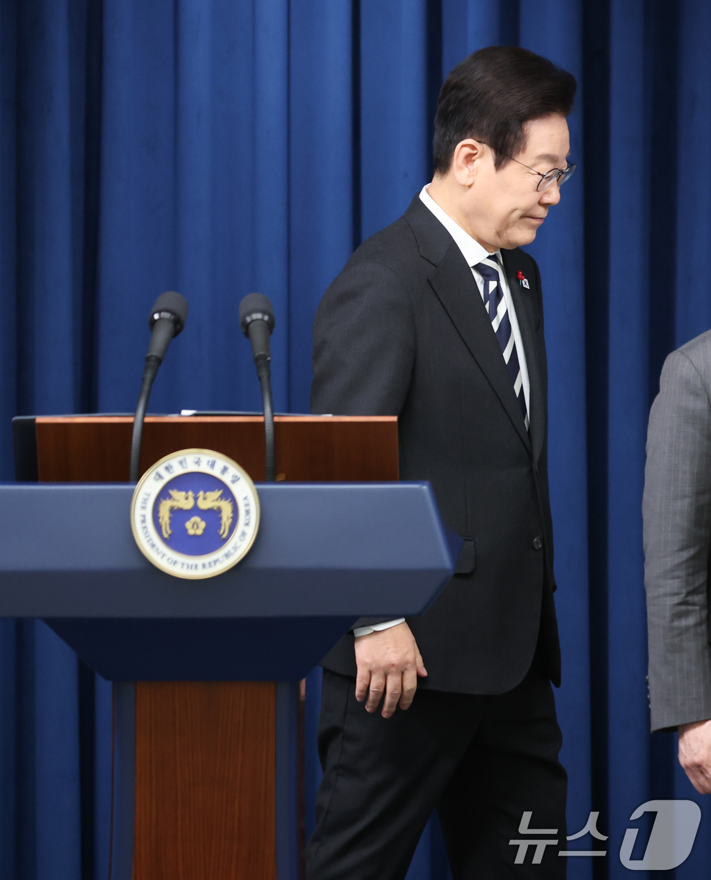 (서울=뉴스1) 허경 기자 = 이재명 대통령이 3일 서울 용산 대통령실 청사에서 ‘빛의 혁명 1주년, 대통령 대국민 특별성명’을 발표한 뒤 이동하고 있다. 2025.12.3/뉴스1 …