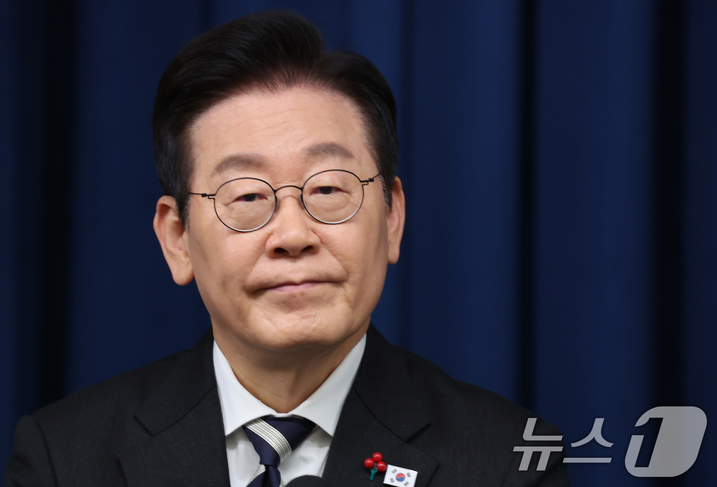 (서울=뉴스1) 허경 기자 = 이재명 대통령이 3일 서울 용산 대통령실 청사에서 ‘빛의 혁명 1주년, 대통령 대국민 특별성명’을 발표한 뒤 취재진 질문을 경청하고 있다. 2025. …