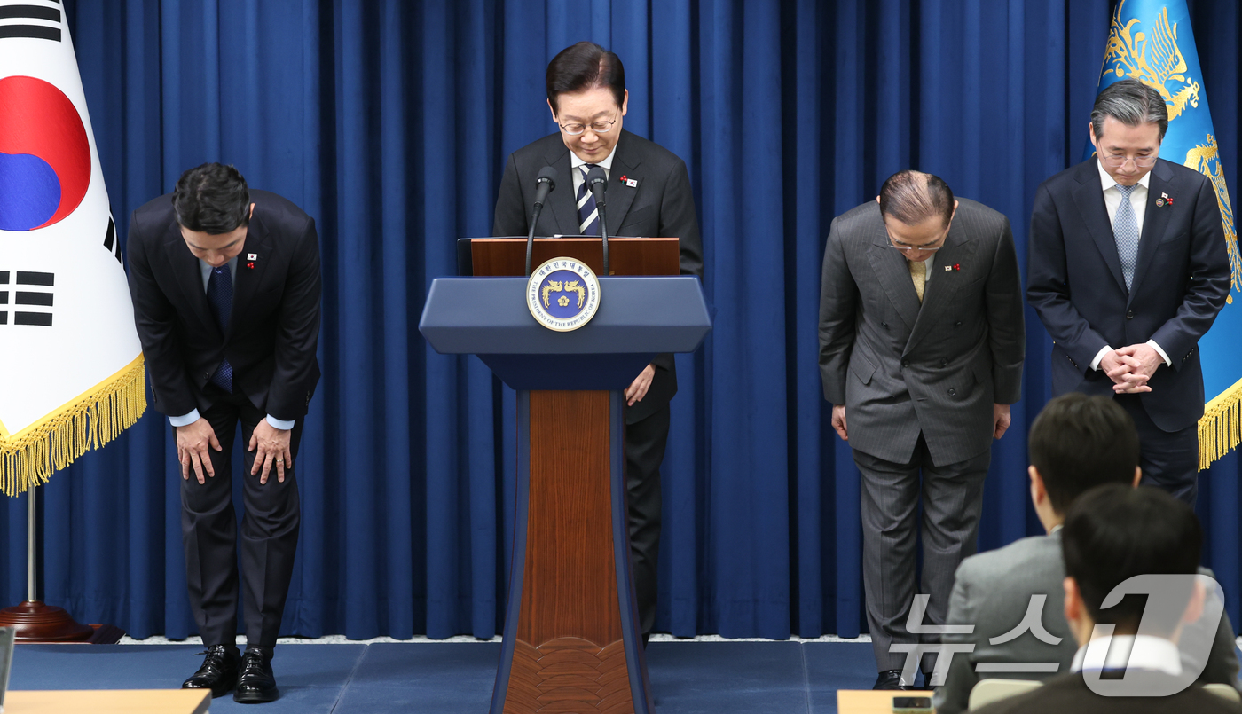 (서울=뉴스1) 허경 기자 = 이재명 대통령이 3일 서울 용산 대통령실 청사에서 ‘빛의 혁명 1주년, 대통령 대국민 특별성명’을 발표한 뒤 인사하고 있다. 2025.12.3/뉴스1 …