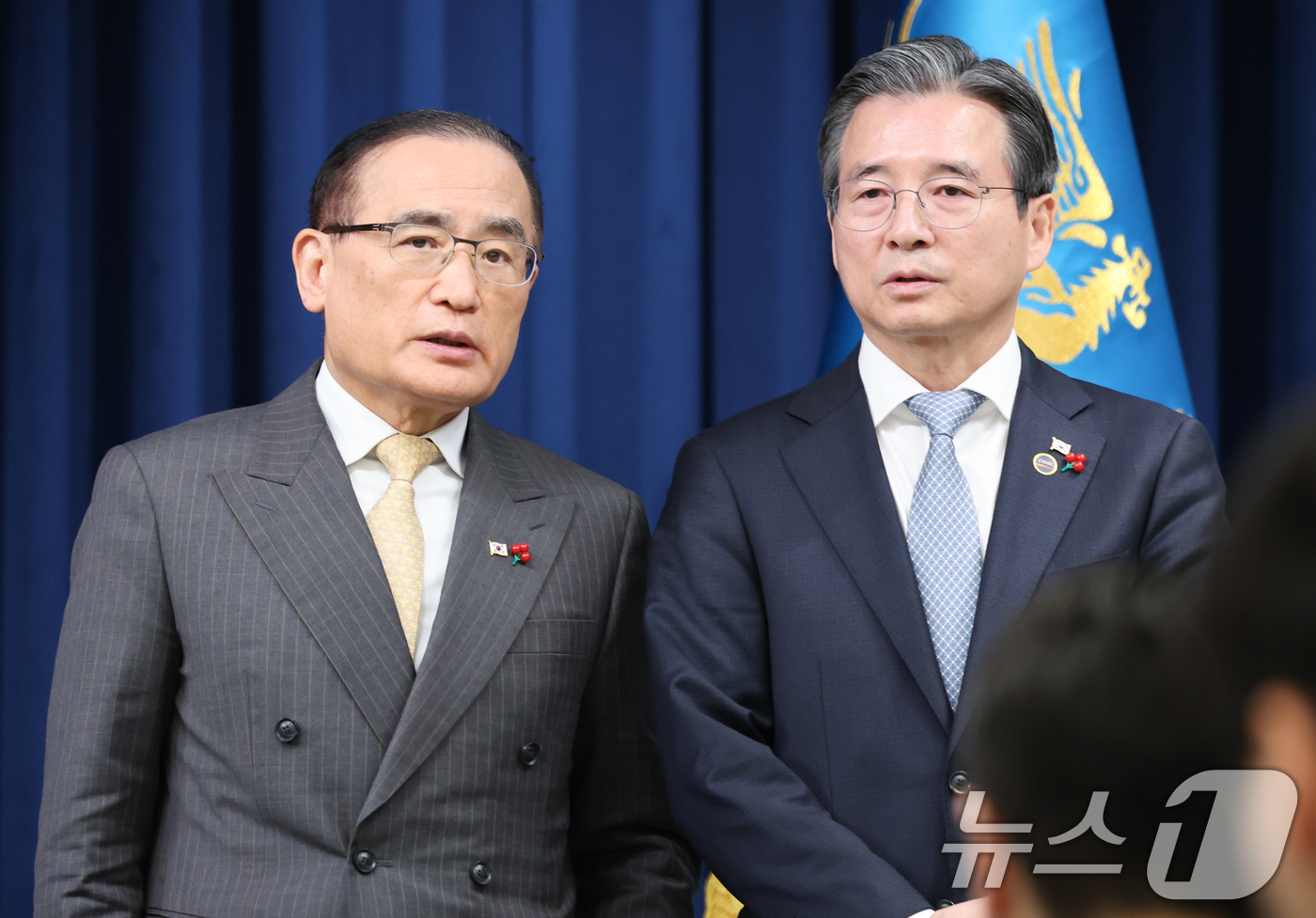 (서울=뉴스1) 허경 기자 = 위성락 국가안보실장과 김용범 정책실장이 3일 서울 용산 대통령실 청사에서 열린 ‘빛의 혁명 1주년, 대통령 대국민 특별성명’ 발표에 앞서 대화하고 있 …