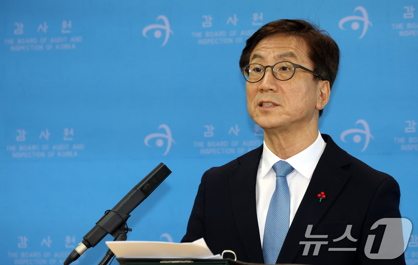 (서울=뉴스1) 김명섭 기자 = 김인회 감사원장 권한대행이 3일 서울 종로구 감사원에서 열린 운영쇄신 TF의 점검결과와 향후 제도개선 방안등 종합 결과를 발표하고 있다.이번 제도개 …