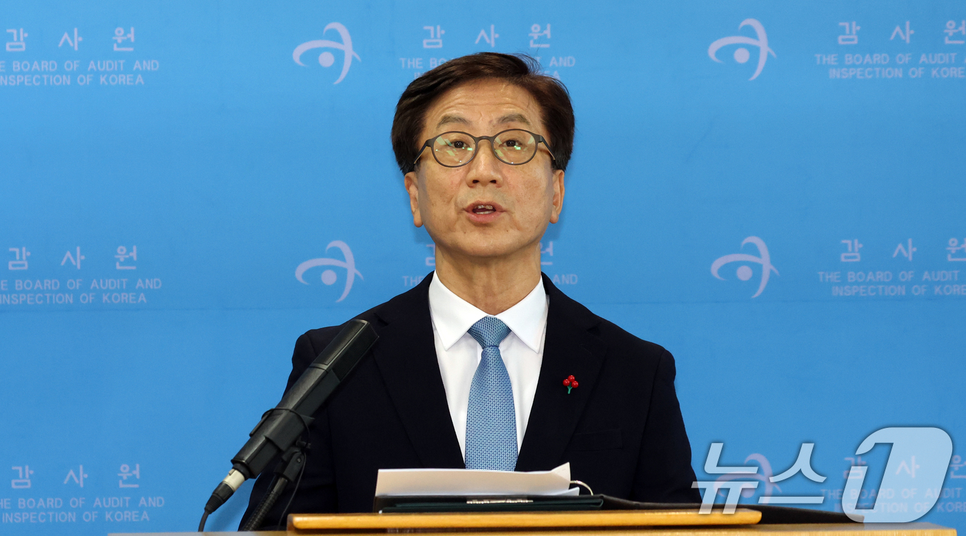 (서울=뉴스1) 김명섭 기자 = 김인회 감사원장 권한대행이 3일 서울 종로구 감사원에서 열린 운영쇄신 TF의 점검결과와 향후 제도개선 방안등 종합 결과를 발표하고 있다.이번 제도개 …