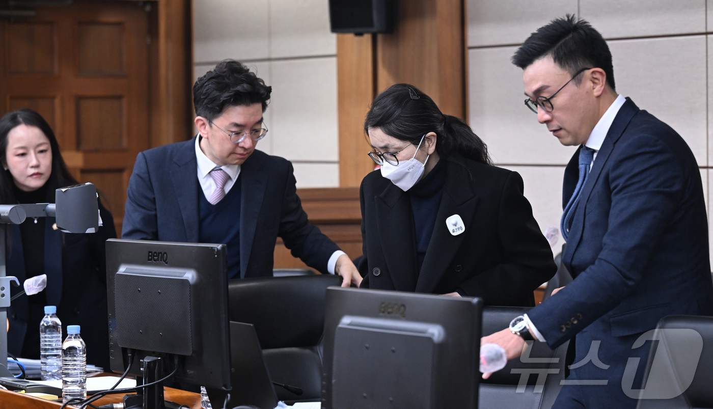 (서울=뉴스1) 사진공동취재단 = 도이치모터스 주가조작과 명태균 공천개입, 통일교 청탁·뇌물 수수 의혹 혐의 등으로 구속기소 된 김건희 씨가 3일 서울 서초구 서울중앙지방법원에서 …