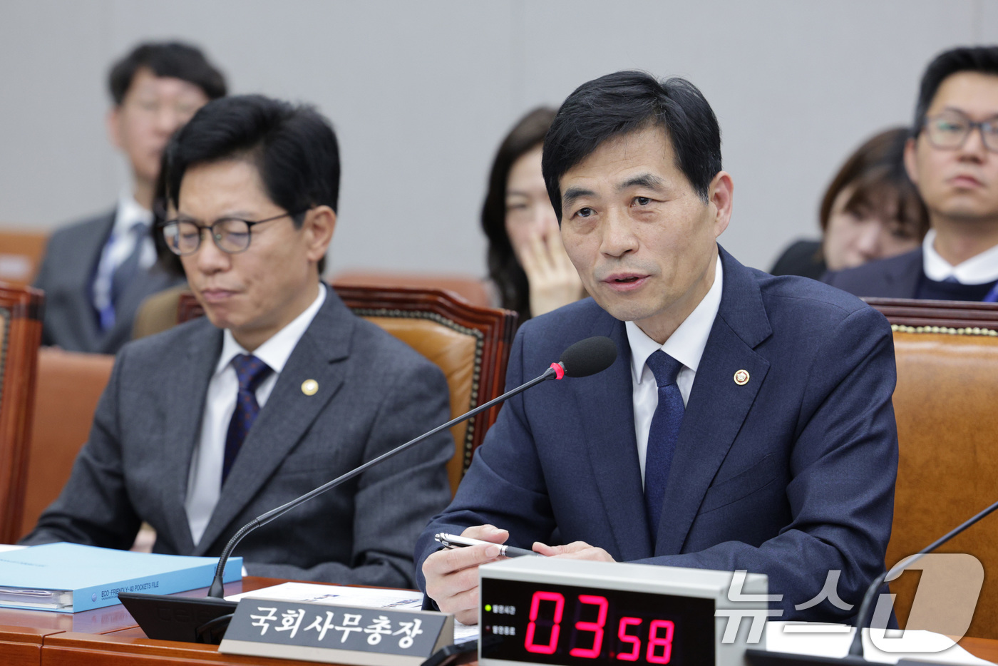 (서울=뉴스1) 신웅수 기자 = 김민기 국회 사무총장이 3일 서울 여의도 국회에서 열린 국회운영위원회에서 전체회의에서 의원 질의에 답변하고 있다. 2025.12.3/뉴스1