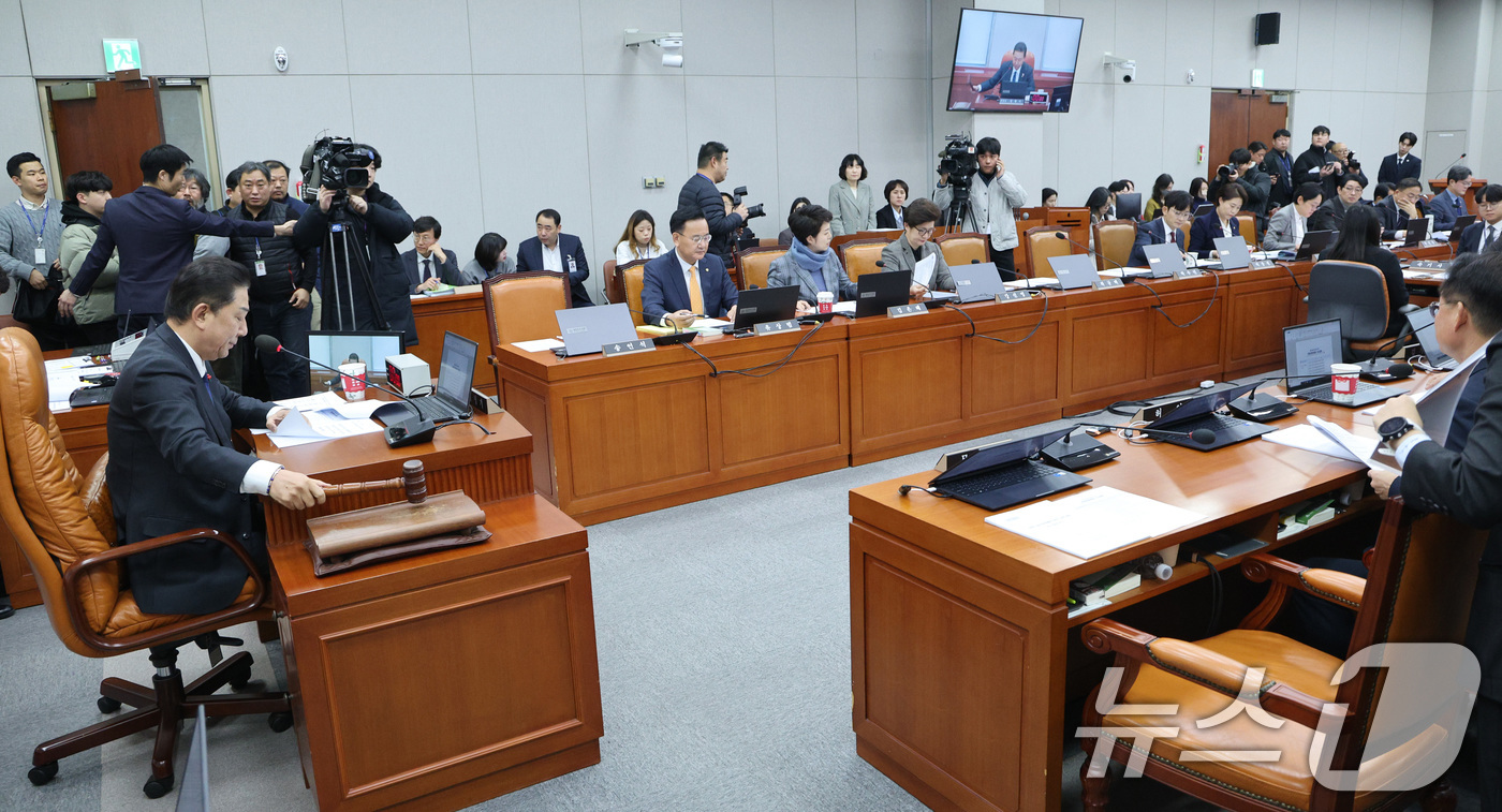(서울=뉴스1) 신웅수 기자 = 김병기 위원장이 3일 서울 여의도 국회에서 열린 국회운영위원회에서 전체회의에서 안건을 상정하고 있다. 2025.12.3/뉴스1