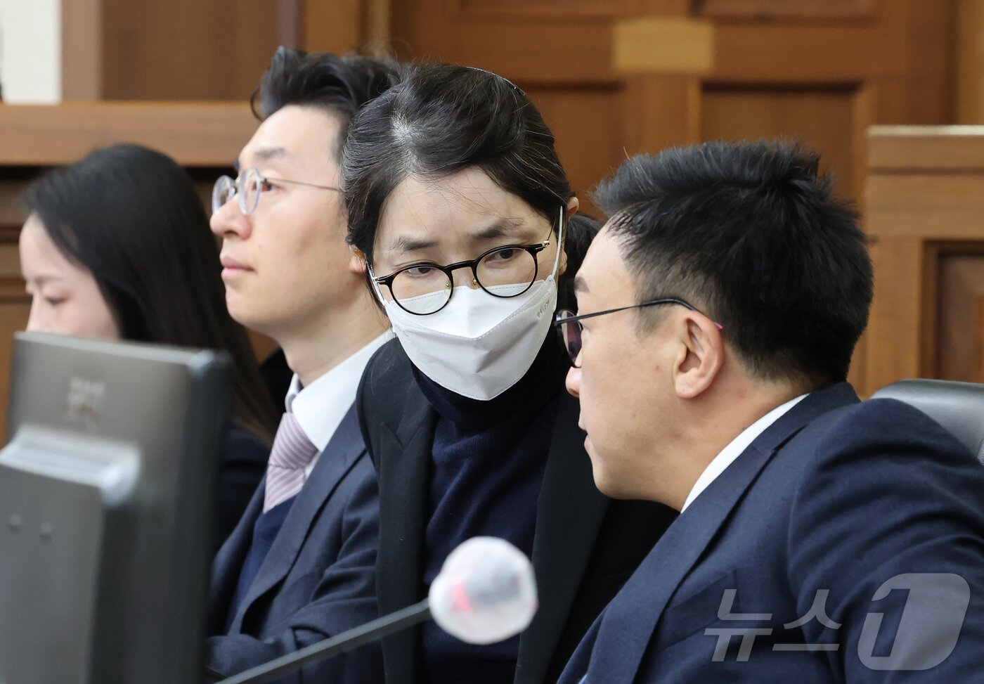 본문 이미지 - 3일 서울 서초구 서울중앙지방법원에서 주가조작과 통일교 청탁 등의 혐의를 받는 김건희 씨의 결심공판 진행된 가운데 김건희 씨가 변호인과 대화를 하고 있다. 2025.12.3/뉴스1 ⓒ News1 사진공동취재단