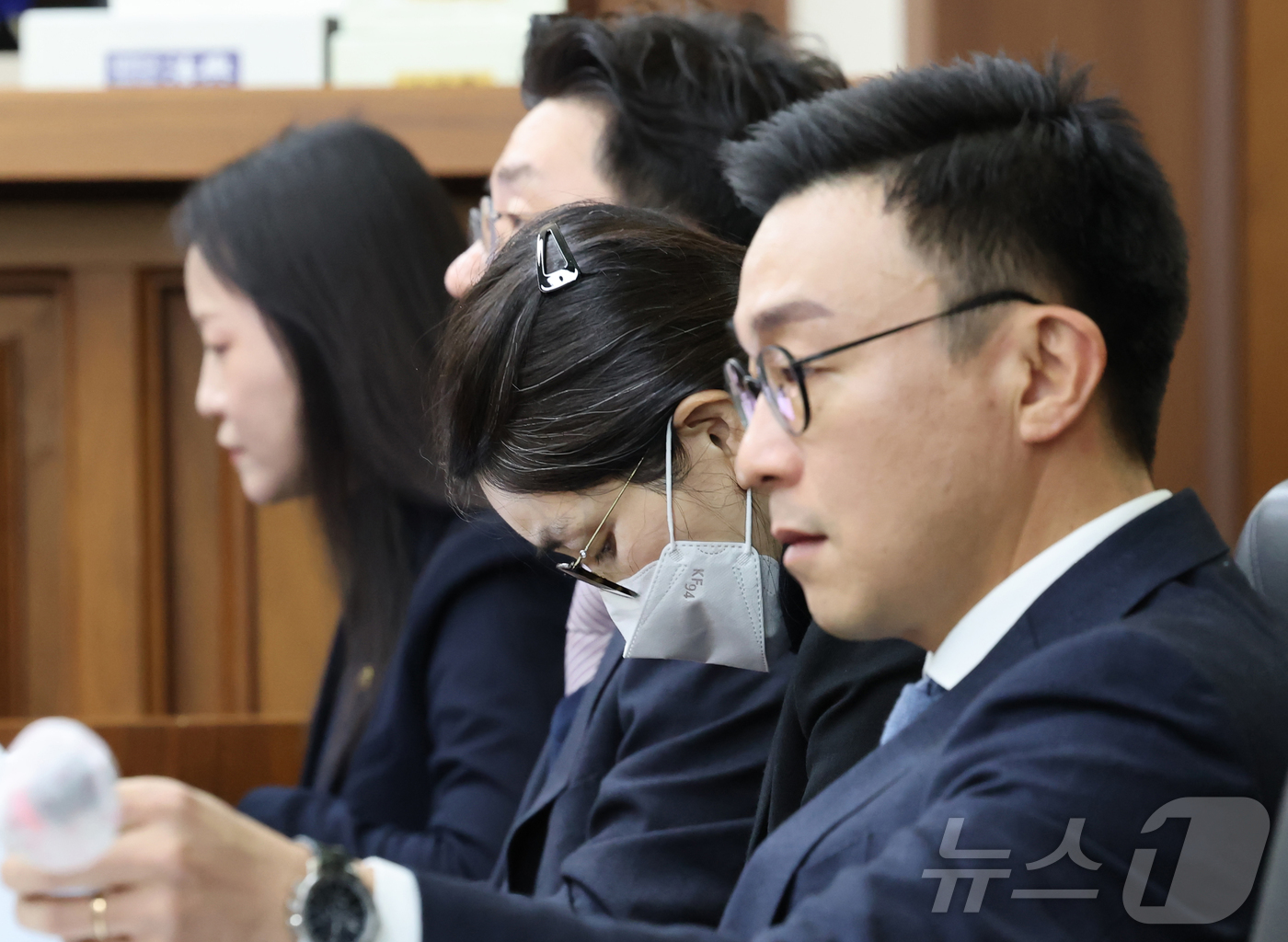 (서울=뉴스1) 사진공동취재단 = 3일 서울 서초구 서울중앙지방법원에서 주가조작과 통일교 청탁 등의 혐의를 받는 김건희 씨의 결심공판 진행된 가운데 김건희 씨가 피고인 석에 앉아있 …