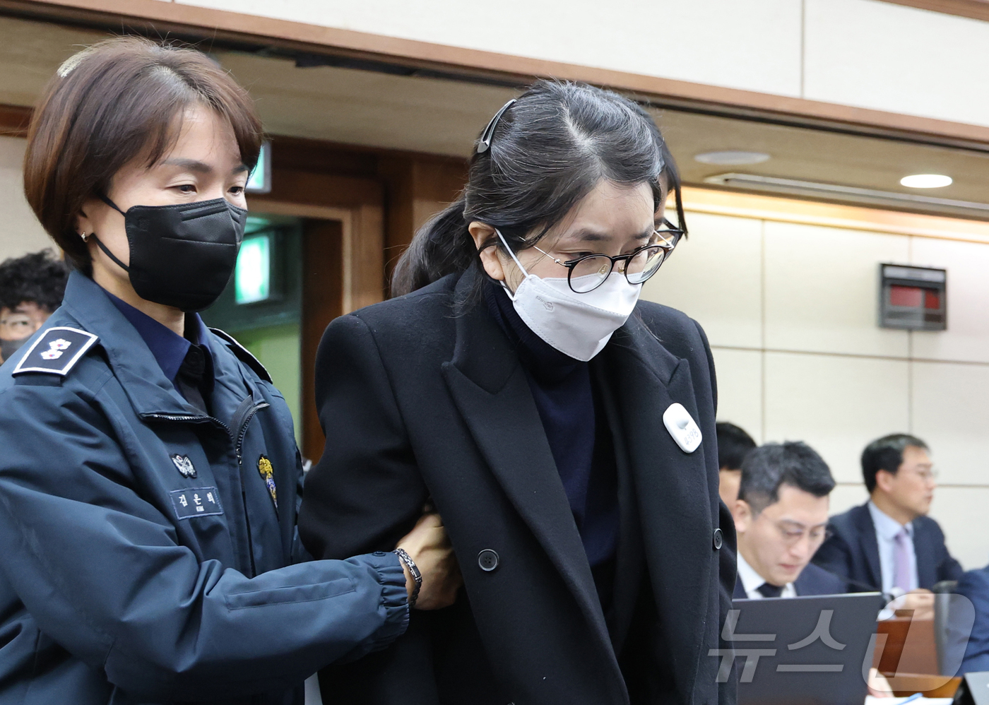 (서울=뉴스1) 사진공동취재단 = 3일 서울 서초구 서울중앙지방법원에서 주가조작과 통일교 청탁 등의 혐의를 받는 김건희 씨의 결심공판 진행된 가운데 김건희 씨가 법정으로 들어오고 …