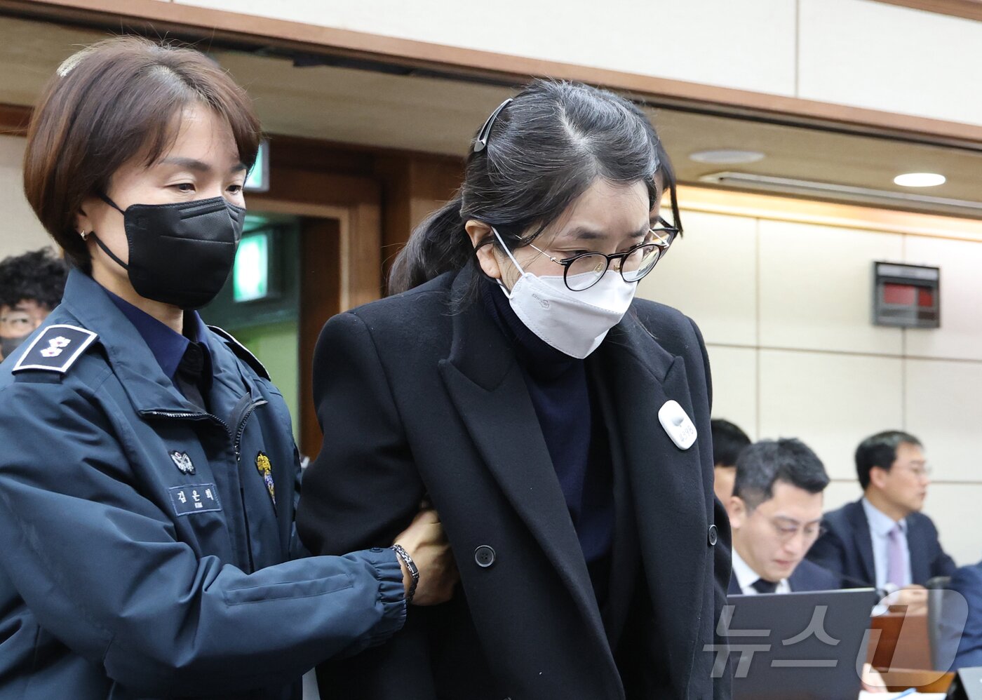 본문 이미지 - 3일 서울 서초구 서울중앙지방법원에서 주가조작과 통일교 청탁 등의 혐의를 받는 김건희 씨의 결심공판 진행된 가운데 김건희 씨가 법정으로 들어오고 있다. 2025.12.3/뉴스1 ⓒ News1 사진공동취재단