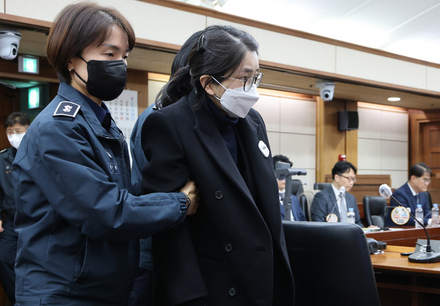 '매관매직' 김건희 1심 마무리…목걸이·금거북이·디올백 등 수수