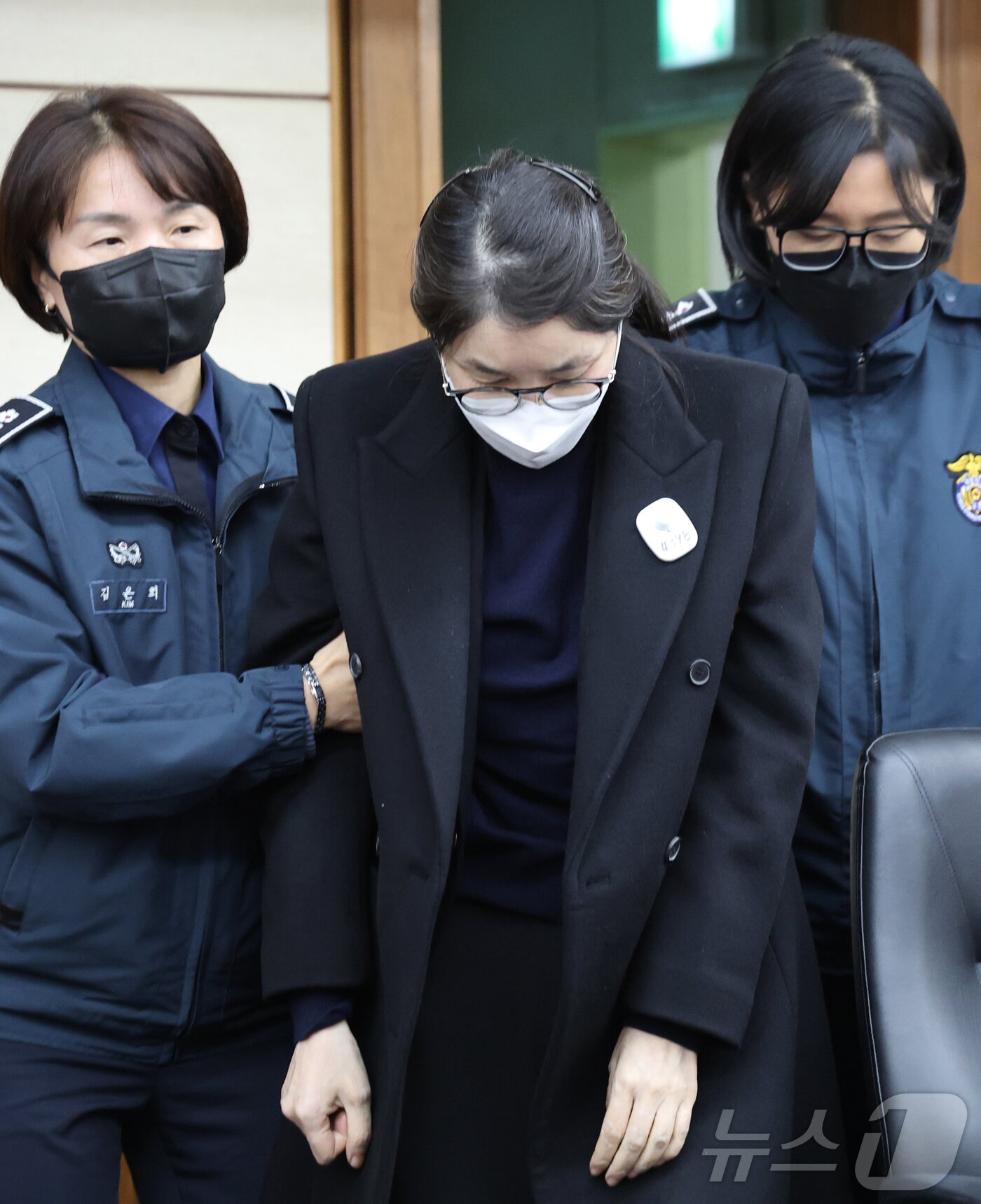 본문 이미지 - 3일 서울 서초구 서울중앙지방법원에서 주가조작과 통일교 청탁 등의 혐의를 받는 김건희 씨의 결심공판 진행된 가운데 김건희 씨가 법정으로 들어오고 있다. 2025.12.3/뉴스1 ⓒ News1 사진공동취재단