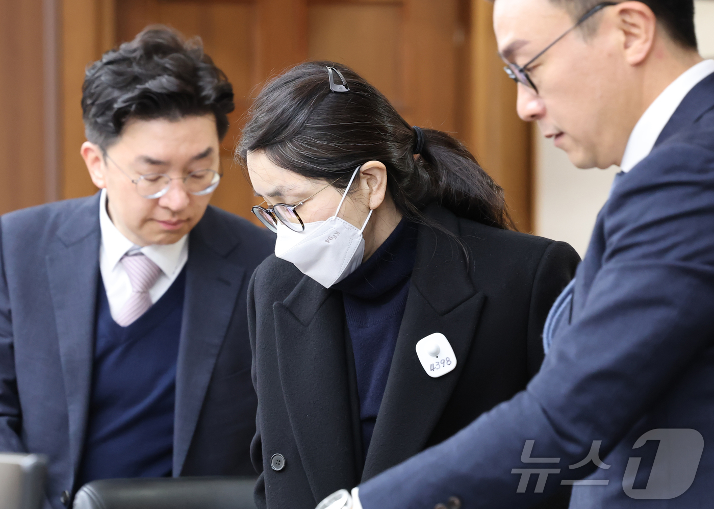 (서울=뉴스1) 사진공동취재단 = 3일 서울 서초구 서울중앙지방법원에서 주가조작과 통일교 청탁 등의 혐의를 받는 김건희 씨의 결심공판 진행된 가운데 김건희 씨가 피고인 자리로 들어 …