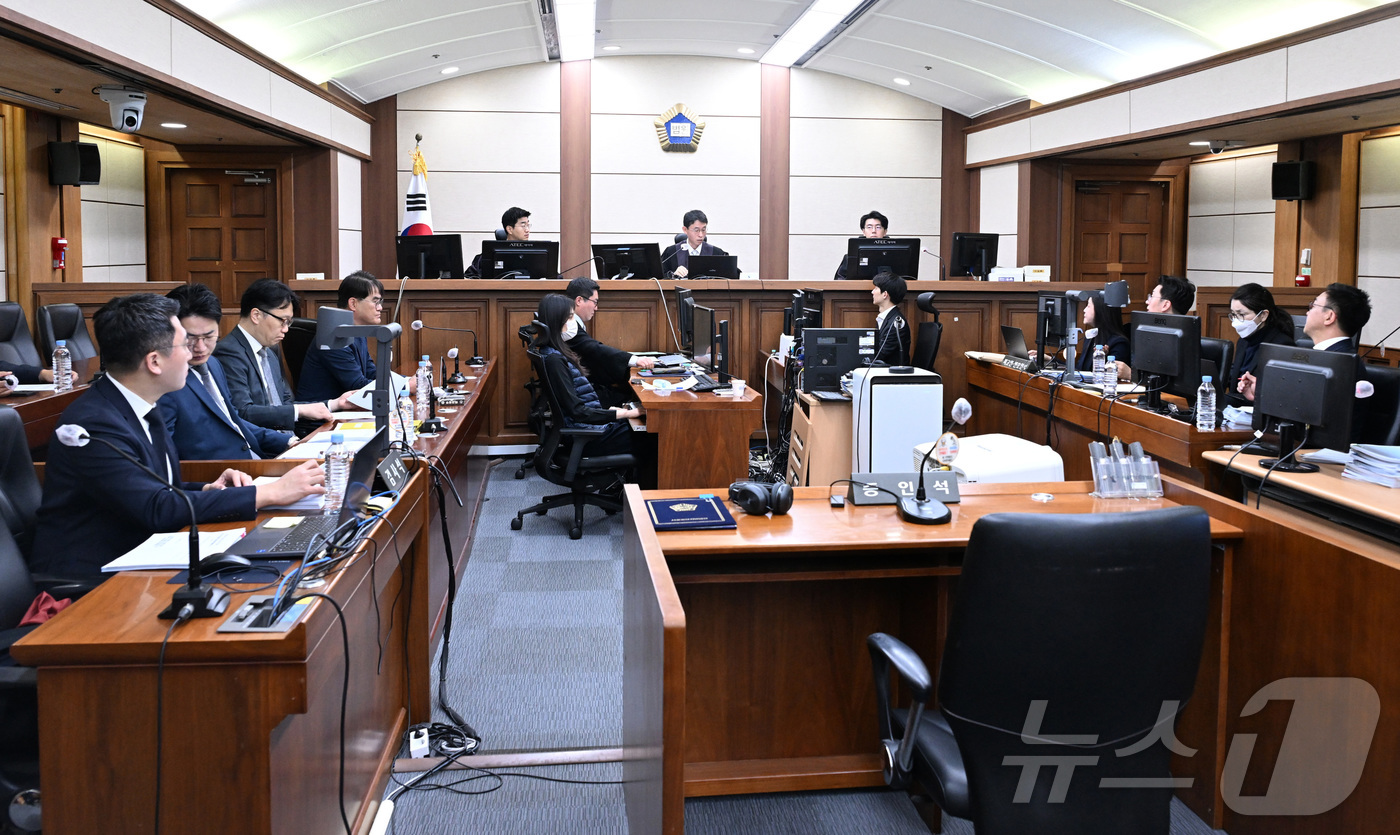 (서울=뉴스1) 사진공동취재단 = 도이치모터스 주가조작과 명태균 공천개입, 통일교 청탁·뇌물 수수 의혹 혐의 등으로 구속기소 된 김건희 씨가 3일 서울 서초구 서울중앙지방법원에서 …