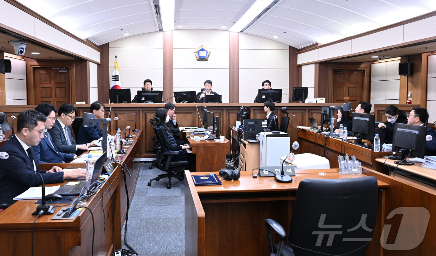 (서울=뉴스1) 사진공동취재단 = 도이치모터스 주가조작과 명태균 공천개입, 통일교 청탁·뇌물 수수 의혹 혐의 등으로 구속기소 된 김건희 씨가 3일 서울 서초구 서울중앙지방법원에서 …