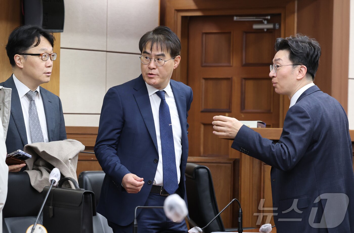 본문 이미지 - 3일 서울 서초구 서울중앙지방법원에서 주가조작과 통일교 청탁 등의 혐의를 받는 김건희 씨의 결심공판 진행된 가운데 특검과 김건희 변호인이 대화를 나누고 있다. 2025.12.3/뉴스1 ⓒ News1 사진공동취재단