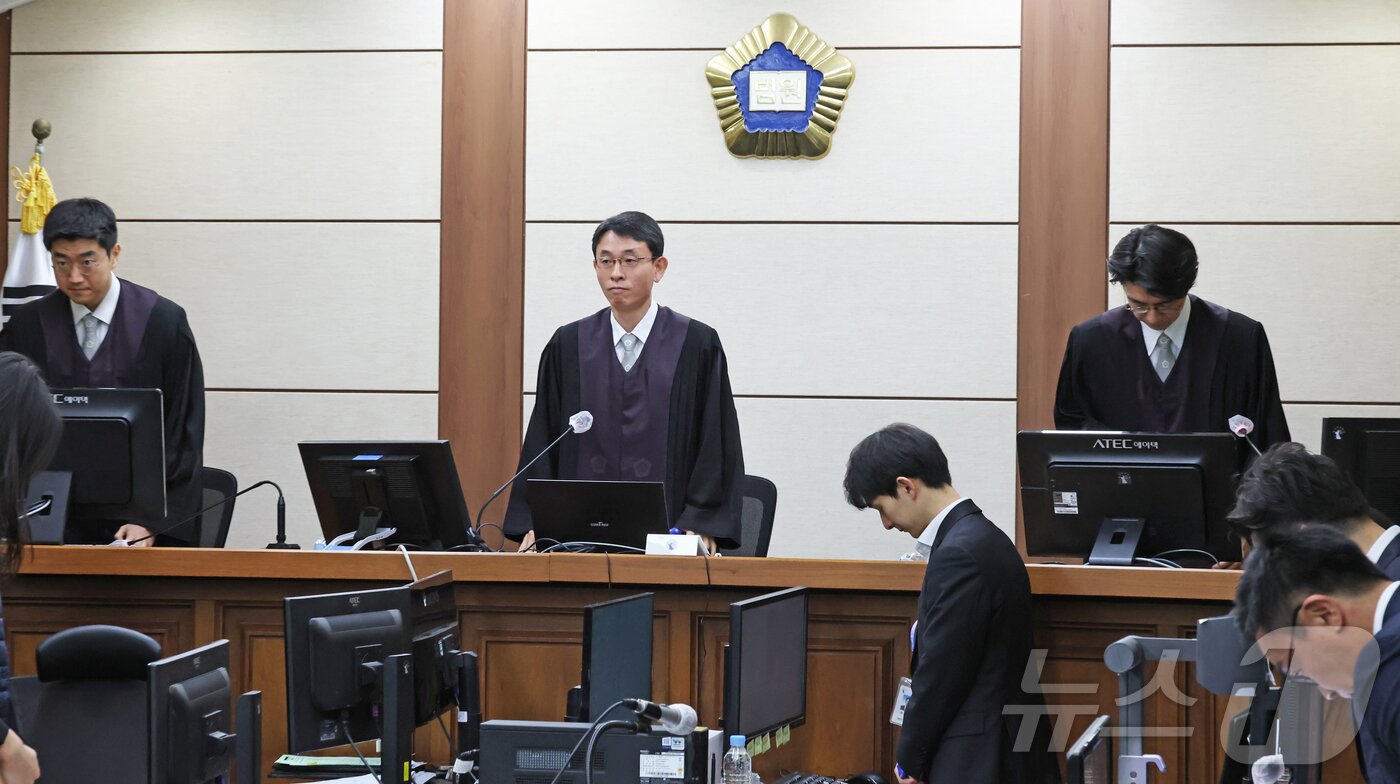 본문 이미지 - 3일 서울 서초구 서울중앙지방법원에서 주가조작과 통일교 청탁 등의 혐의를 받는 김건희 씨의 결심공판 진행된 가운데 우인성 부장 판사가 법정에 들어오고 있다. 2025.12.3/뉴스1 ⓒ News1 사진공동취재단