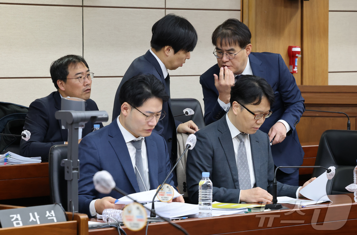 (서울=뉴스1) 사진공동취재단 = 3일 서울 서초구 서울중앙지방법원에서 주가조작과 통일교 청탁 등의 혐의를 받는 김건희 씨의 결심공판 진행된 가운데 특검보와 검사들이 대화를 나누고 …
