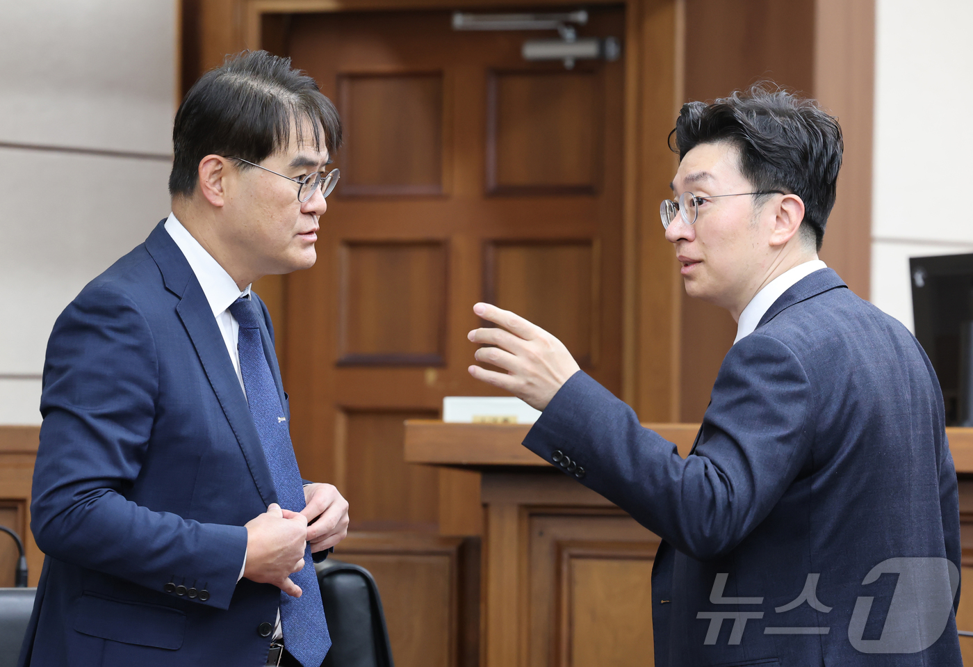 (서울=뉴스1) 사진공동취재단 = 3일 서울 서초구 서울중앙지방법원에서 주가조작과 통일교 청탁 등의 혐의를 받는 김건희 씨의 결심공판 진행된 가운데 김형근 특검보와 김건희 변호인이 …