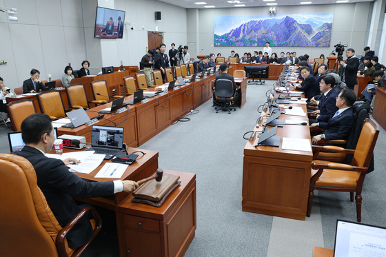 운영위, 정개특위 구성안 의결…비교섭단체 "몫 확대해야" 반발