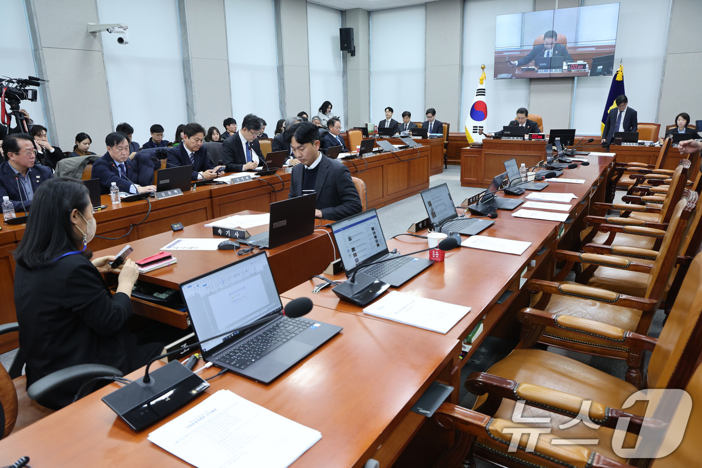 (서울=뉴스1) 신웅수 기자 = 김병기 위원장이 3일 서울 여의도 국회에서 열린 국회운영위원회에서 전체회의에서 국회법 일부개정안을 통과시키고 있다. 2025.12.3/뉴스1